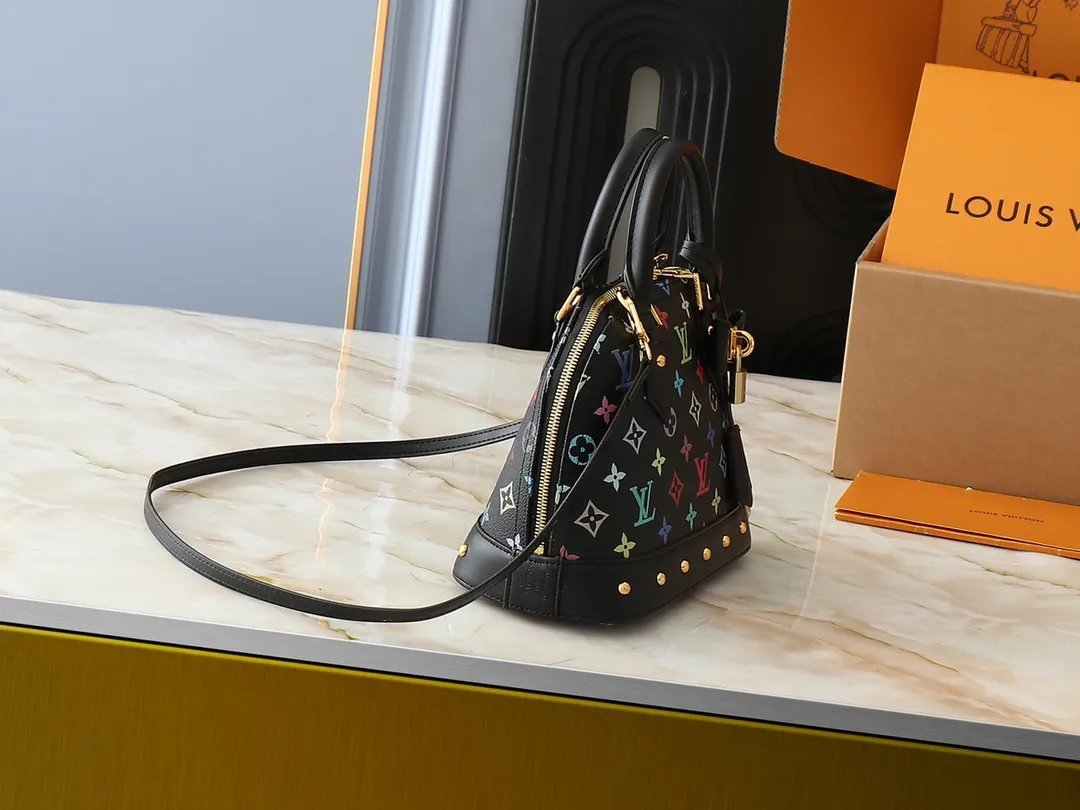 💰300💰Upgraded from the original M13078 M53152. This Alma BB handbag exudes the cheerful style of the Louis Vuitton x Murakami collaboration series, cleverly recalling the Art Deco design of the 1930s. Monogram coated canvas renders Murakami's playful tones, while classic calfskin touches the Toron handle, base, detachable shoulder strap and LV x TM key holder. 17.5 x 11.5 x 23.5 cm (height x width x length)
