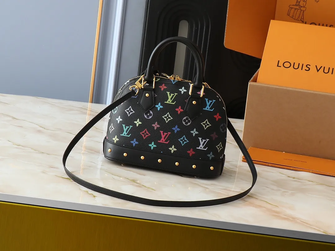 💰300💰Upgraded from the original M13078 M53152. This Alma BB handbag exudes the cheerful style of the Louis Vuitton x Murakami collaboration series, cleverly recalling the Art Deco design of the 1930s. Monogram coated canvas renders Murakami's playful tones, while classic calfskin touches the Toron handle, base, detachable shoulder strap and LV x TM key holder. 17.5 x 11.5 x 23.5 cm (height x width x length)