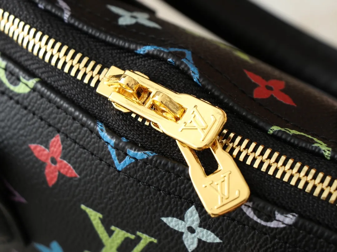 💰300💰Upgraded from the original M13078 M53152. This Alma BB handbag exudes the cheerful style of the Louis Vuitton x Murakami collaboration series, cleverly recalling the Art Deco design of the 1930s. Monogram coated canvas renders Murakami's playful tones, while classic calfskin touches the Toron handle, base, detachable shoulder strap and LV x TM key holder. 17.5 x 11.5 x 23.5 cm (height x width x length)
