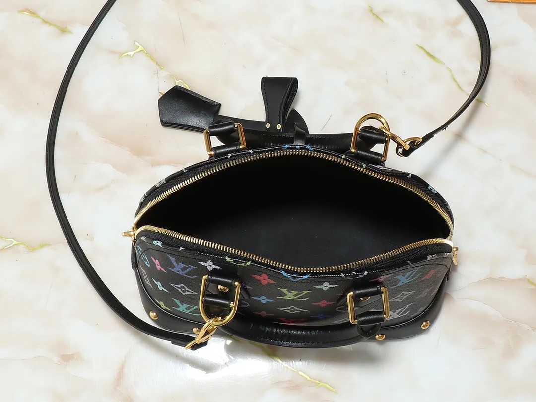 💰300💰Upgraded from the original M13078 M53152. This Alma BB handbag exudes the cheerful style of the Louis Vuitton x Murakami collaboration series, cleverly recalling the Art Deco design of the 1930s. Monogram coated canvas renders Murakami's playful tones, while classic calfskin touches the Toron handle, base, detachable shoulder strap and LV x TM key holder. 17.5 x 11.5 x 23.5 cm (height x width x length)