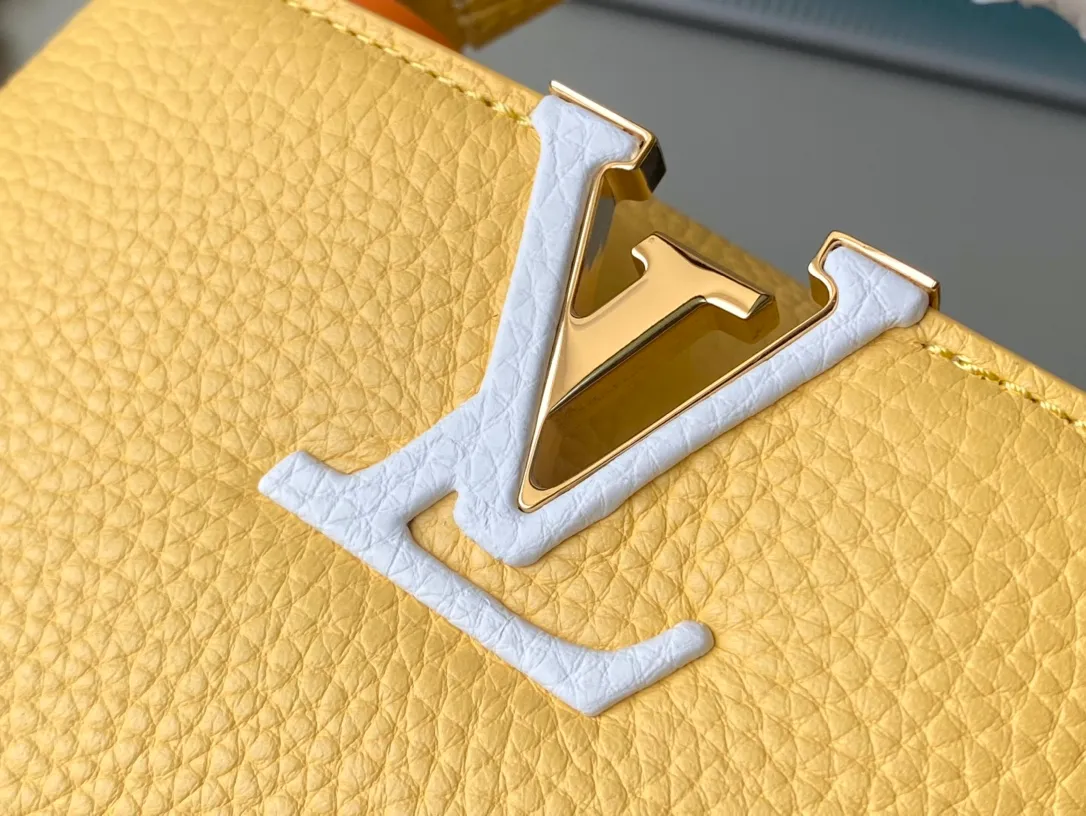 💰2460 (Special Original Leather) M21798 Lemon Yellow Mini This Capucines mini handbag has metal and resin links interlocking with each other, adding a fun detachable chain to the classic design. Taurillon leather has a shiny look, and the logo can be highlighted by placing the flap on the inside. Dimensions: 21 x 14 x 8 cm