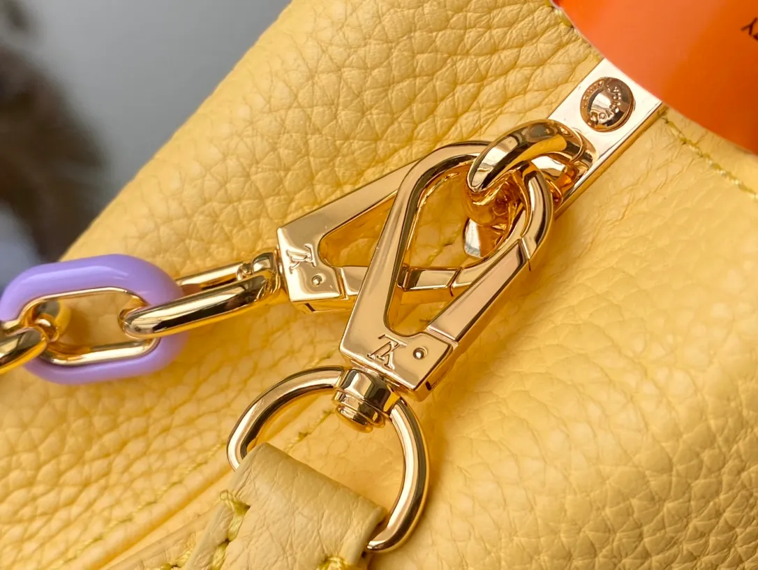 💰2460 (Special Original Leather) M21798 Lemon Yellow Mini This Capucines mini handbag has metal and resin links interlocking with each other, adding a fun detachable chain to the classic design. Taurillon leather has a shiny look, and the logo can be highlighted by placing the flap on the inside. Dimensions: 21 x 14 x 8 cm