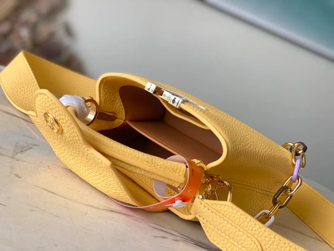 💰2460 (Special Original Leather) M21798 Lemon Yellow Mini This Capucines mini handbag has metal and resin links interlocking with each other, adding a fun detachable chain to the classic design. Taurillon leather has a shiny look, and the logo can be highlighted by placing the flap on the inside. Dimensions: 21 x 14 x 8 cm
