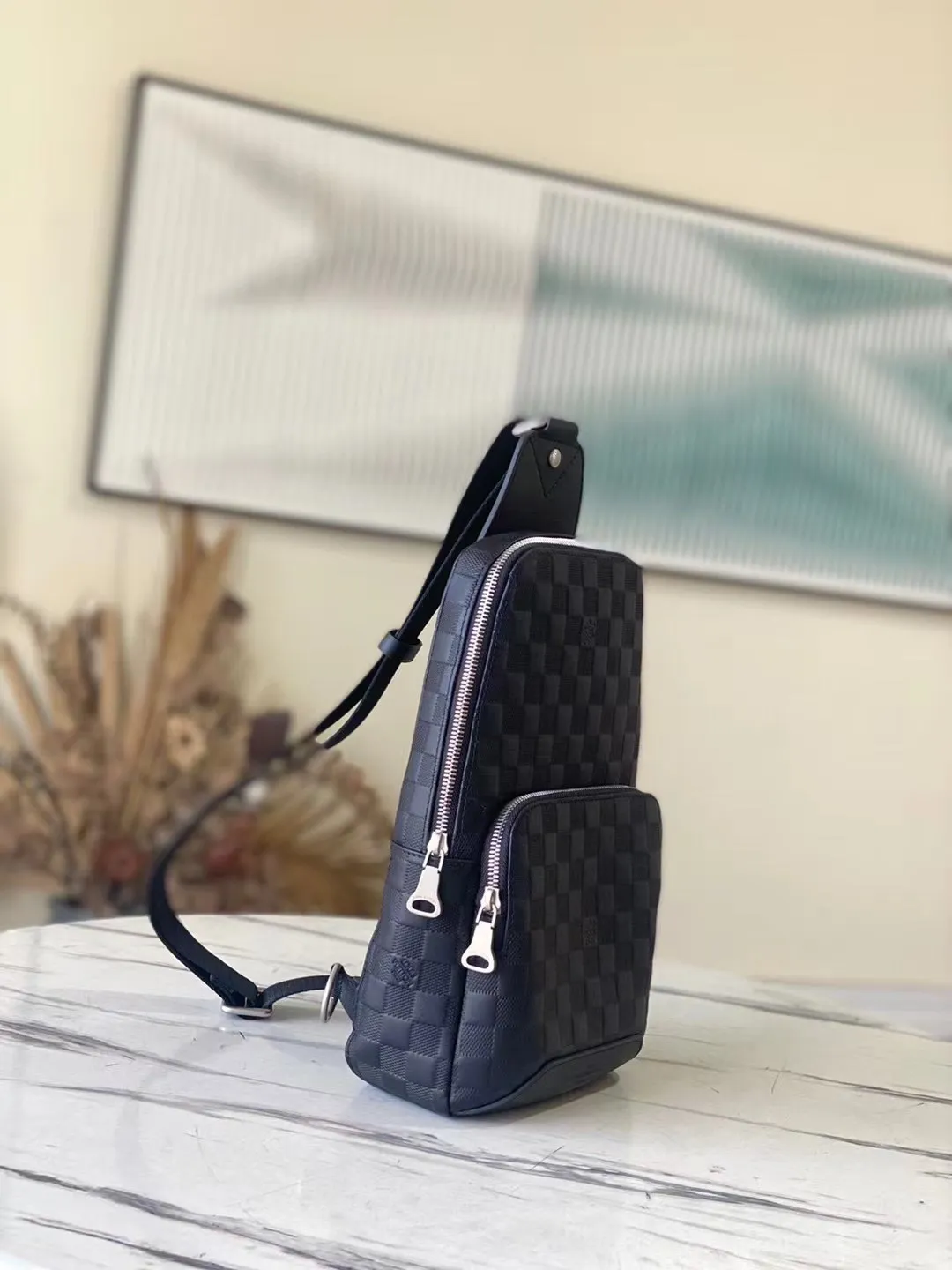 💰820 (first-grain leather) Top-quality original item N41720 Sporty and casual, this Avenue shoulder bag is made of Damier Infini leather and is your ideal bag in the city. Compact and lightweight, the bag shape conforms to the curves of the body, making it the ideal small handbag for the modern active man. 20 x 31 x 10cm (length x height x width)