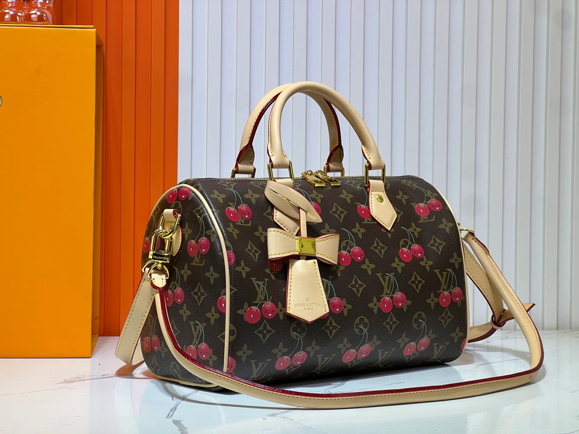 Batch 320💰M17089 M40391 Louis Vuitton collaborated with Japanese M artist Takashi Murakami for the first time in 2003 and launched the classic "Color Monogram" series, which immediately caused a trend storm. The "Cherry Series" launched in 2005 is based on Murakami's design, integrating cherry elements into LV's classic Monogram canvas, showing the perfect combination of art and fashion. Size: 30x21x17