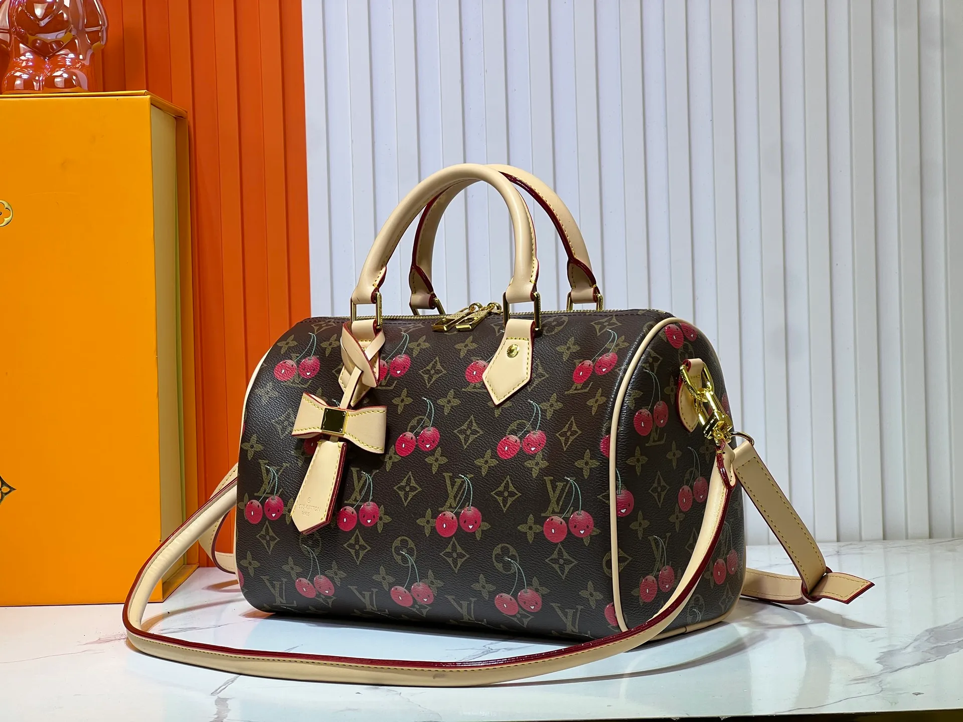 Batch 320💰M17089 M40391 Louis Vuitton collaborated with Japanese M artist Takashi Murakami for the first time in 2003 and launched the classic "Color Monogram" series, which immediately caused a trend storm. The "Cherry Series" launched in 2005 is based on Murakami's design, integrating cherry elements into LV's classic Monogram canvas, showing the perfect combination of art and fashion. Size: 30x21x17