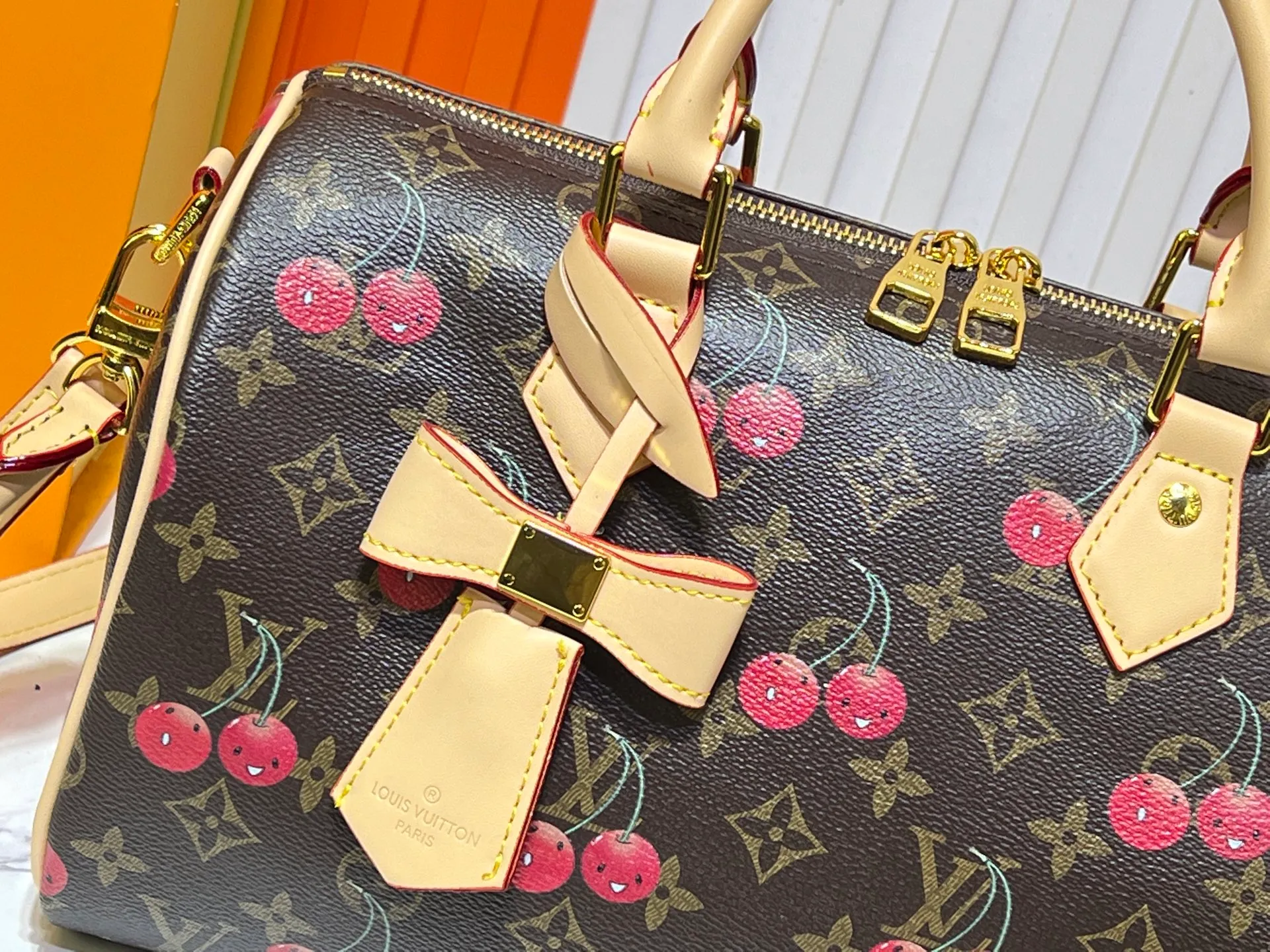 Batch 320💰M17089 M40391 Louis Vuitton collaborated with Japanese M artist Takashi Murakami for the first time in 2003 and launched the classic "Color Monogram" series, which immediately caused a trend storm. The "Cherry Series" launched in 2005 is based on Murakami's design, integrating cherry elements into LV's classic Monogram canvas, showing the perfect combination of art and fashion. Size: 30x21x17