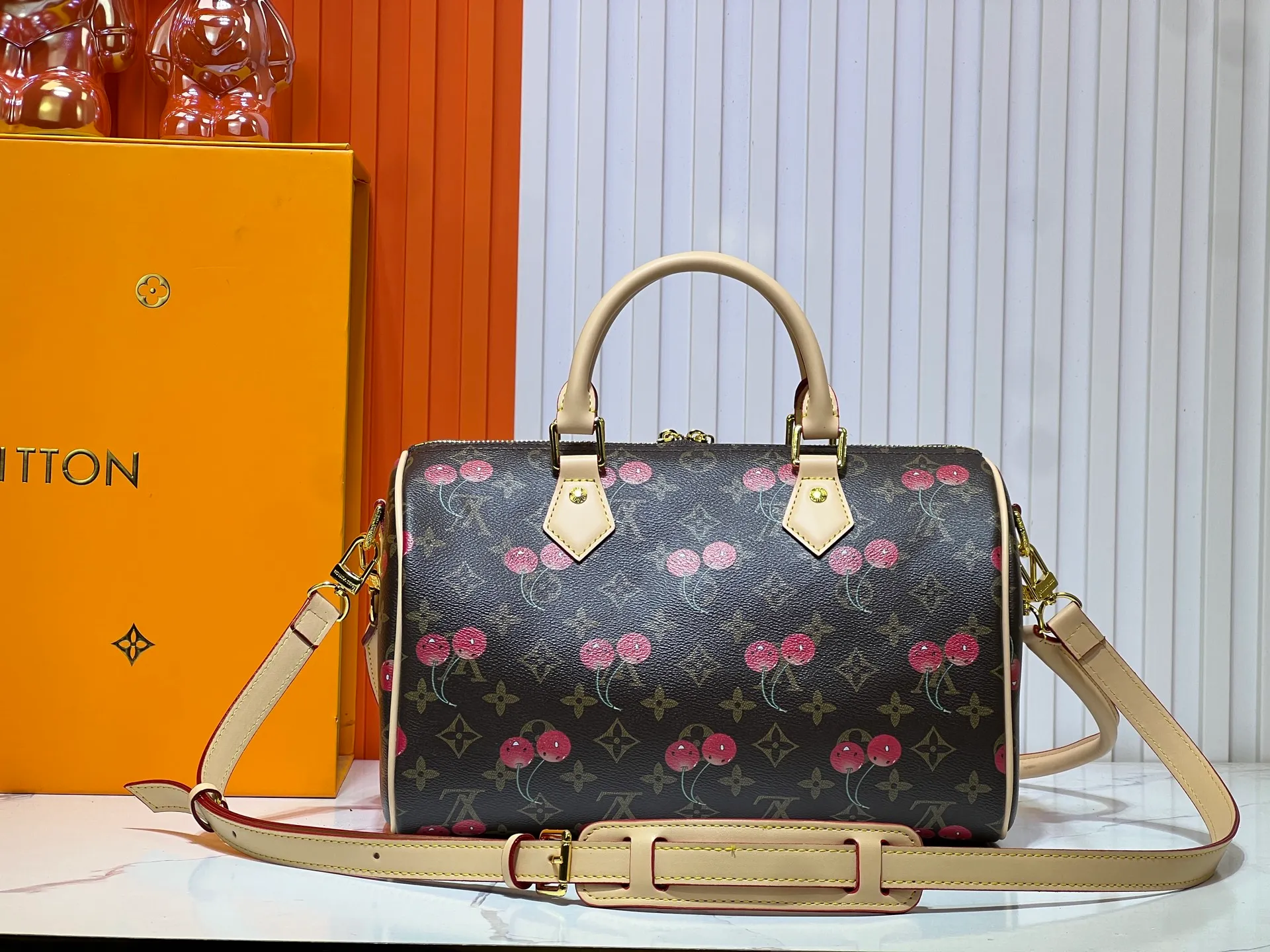 Batch 320💰M17089 M40391 Louis Vuitton collaborated with Japanese M artist Takashi Murakami for the first time in 2003 and launched the classic "Color Monogram" series, which immediately caused a trend storm. The "Cherry Series" launched in 2005 is based on Murakami's design, integrating cherry elements into LV's classic Monogram canvas, showing the perfect combination of art and fashion. Size: 30x21x17