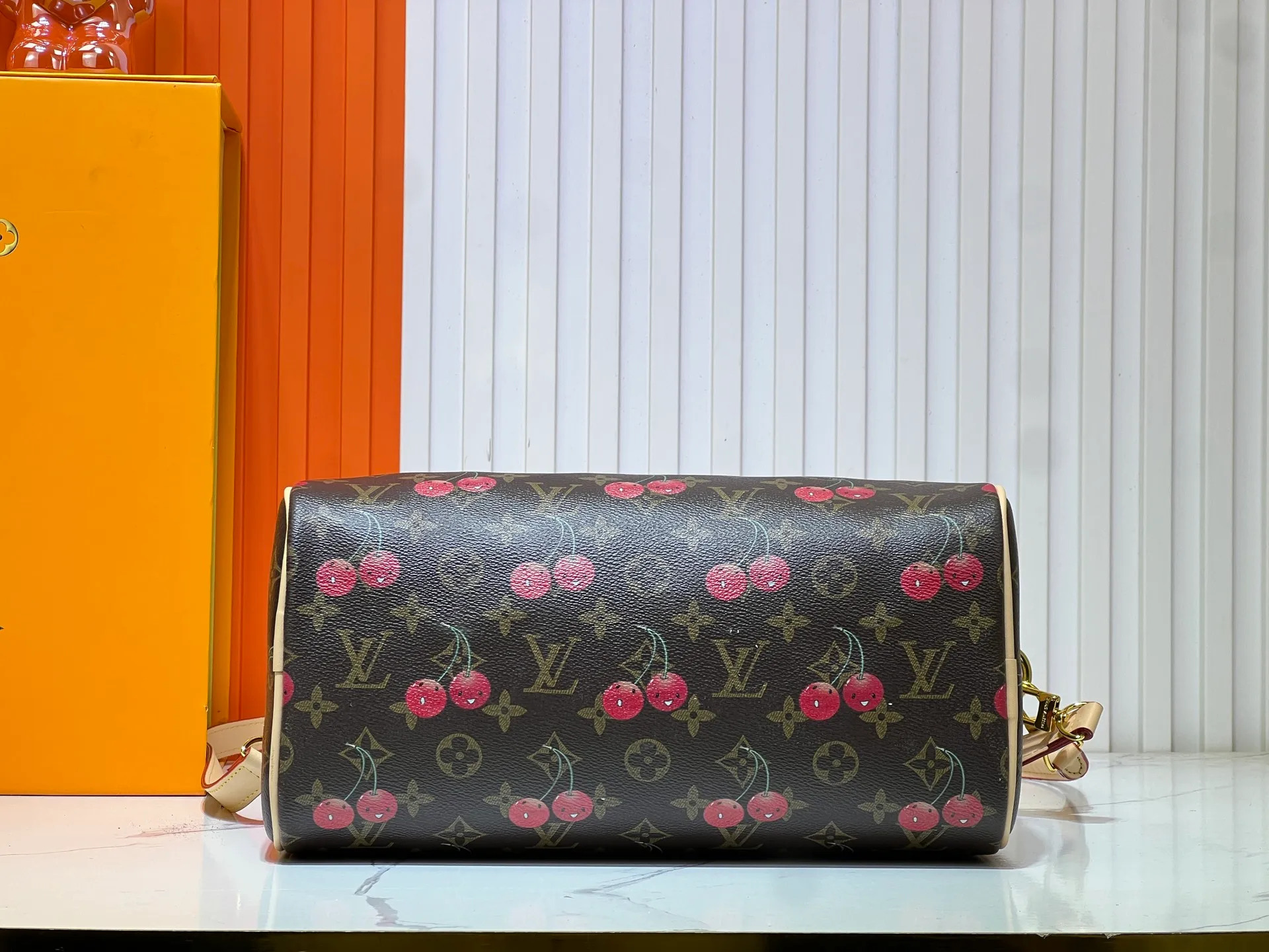 Batch 320💰M17089 M40391 Louis Vuitton collaborated with Japanese M artist Takashi Murakami for the first time in 2003 and launched the classic "Color Monogram" series, which immediately caused a trend storm. The "Cherry Series" launched in 2005 is based on Murakami's design, integrating cherry elements into LV's classic Monogram canvas, showing the perfect combination of art and fashion. Size: 30x21x17