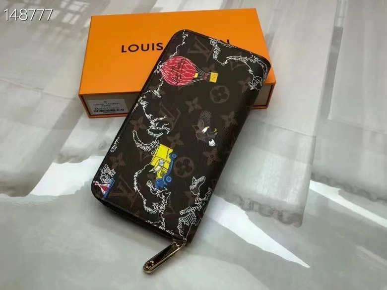 P150💰 M80857M60017 Japan limited wallet "Gibby Wallet", printed with Louis Vuitton's cute mascot "Vivian" illustration on single gram canvas. Brightly colored kites and cute mascots are combined, embellished with tiny single flowers. This is a collectible item that is perfect as a gift for those who love singles. Size: 19x 12.5x 3.0cm, 🎁🎁
