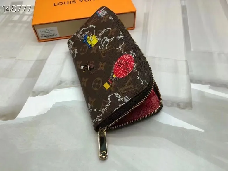 P150💰 M80857M60017 Japan limited wallet "Gibby Wallet", printed with Louis Vuitton's cute mascot "Vivian" illustration on single gram canvas. Brightly colored kites and cute mascots are combined, embellished with tiny single flowers. This is a collectible item that is perfect as a gift for those who love singles. Size: 19x 12.5x 3.0cm, 🎁🎁