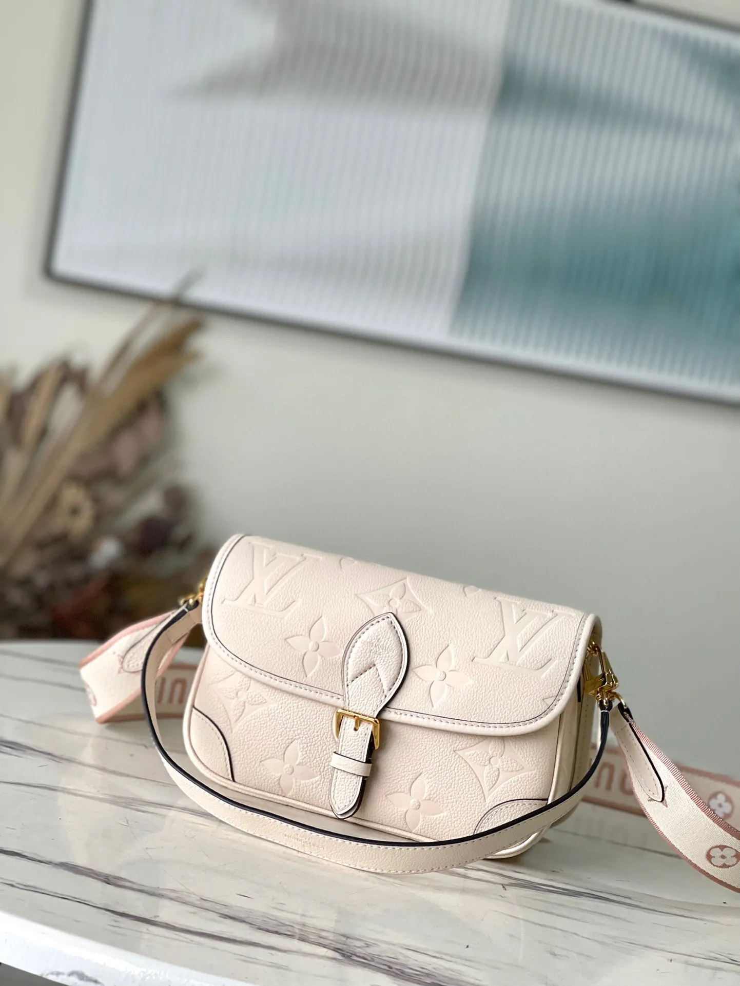 💰1100 (first-grain leather) top-quality original order M46388 white. This Diane handbag is made of Louis Vuitton's classic Monogram Empreinte embossed leather. The brand logo is woven into the detachable wide jacquard shoulder strap. In addition to the detachable leather shoulder strap, a cross-body option is added, which can flexibly match the elegant style or dynamic style. Dimensions: 23 × 16 × 8.5 cm
