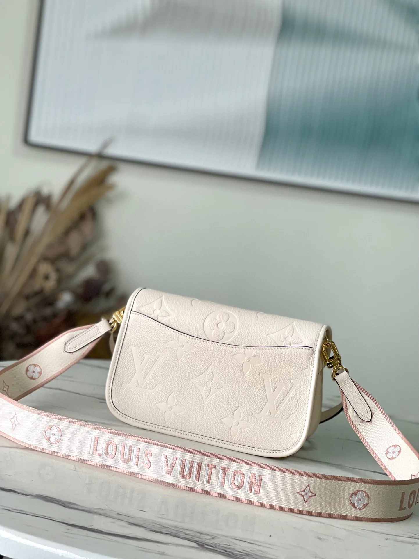 💰1100 (first-grain leather) top-quality original order M46388 white. This Diane handbag is made of Louis Vuitton's classic Monogram Empreinte embossed leather. The brand logo is woven into the detachable wide jacquard shoulder strap. In addition to the detachable leather shoulder strap, a cross-body option is added, which can flexibly match the elegant style or dynamic style. Dimensions: 23 × 16 × 8.5 cm
