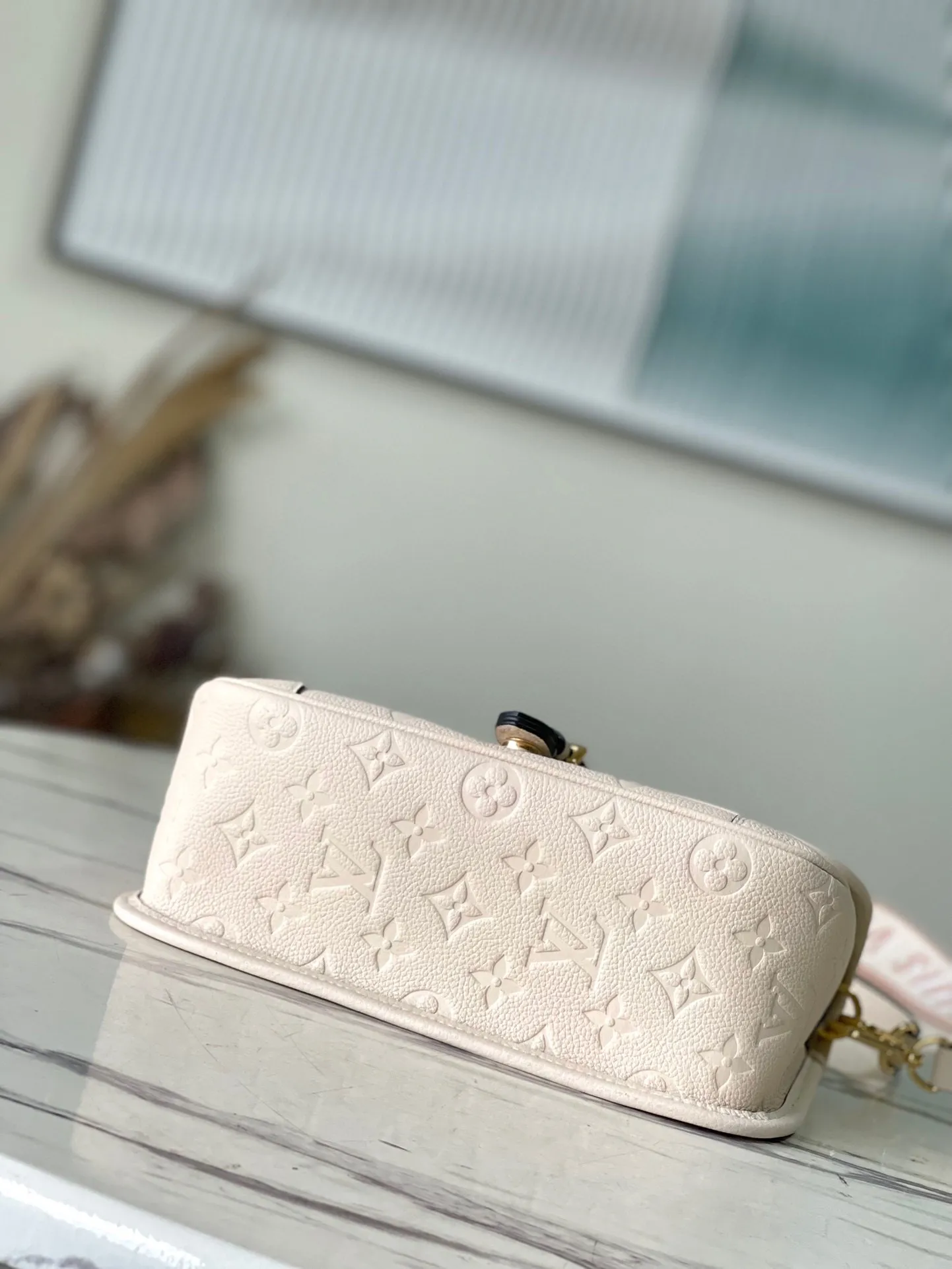 💰1100 (first-grain leather) top-quality original order M46388 white. This Diane handbag is made of Louis Vuitton's classic Monogram Empreinte embossed leather. The brand logo is woven into the detachable wide jacquard shoulder strap. In addition to the detachable leather shoulder strap, a cross-body option is added, which can flexibly match the elegant style or dynamic style. Dimensions: 23 × 16 × 8.5 cm