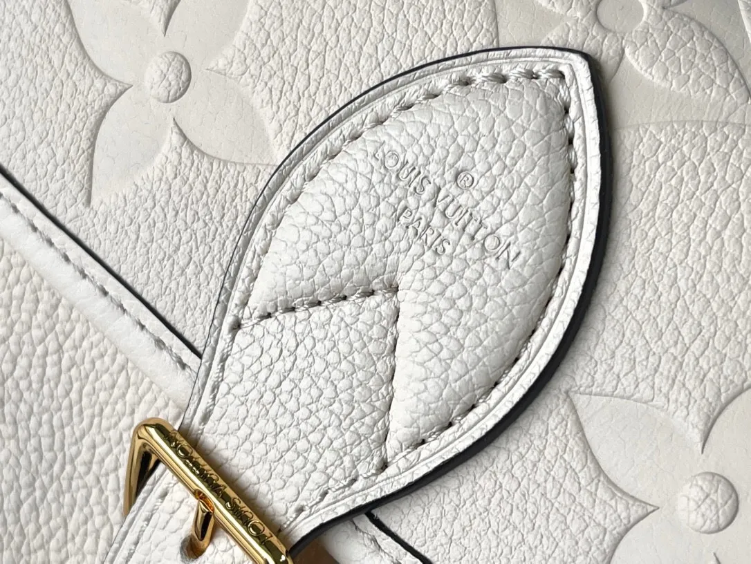 💰1100 (first-grain leather) top-quality original order M46388 white. This Diane handbag is made of Louis Vuitton's classic Monogram Empreinte embossed leather. The brand logo is woven into the detachable wide jacquard shoulder strap. In addition to the detachable leather shoulder strap, a cross-body option is added, which can flexibly match the elegant style or dynamic style. Dimensions: 23 × 16 × 8.5 cm