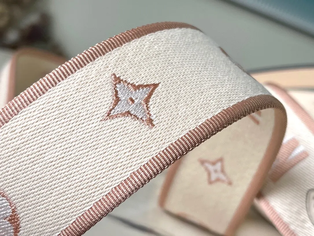 💰1100 (first-grain leather) top-quality original order M46388 white. This Diane handbag is made of Louis Vuitton's classic Monogram Empreinte embossed leather. The brand logo is woven into the detachable wide jacquard shoulder strap. In addition to the detachable leather shoulder strap, a cross-body option is added, which can flexibly match the elegant style or dynamic style. Dimensions: 23 × 16 × 8.5 cm