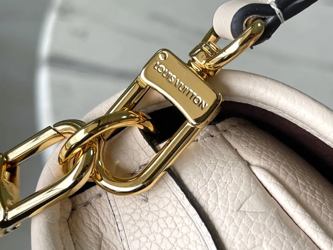 💰1100 (first-grain leather) top-quality original order M46388 white. This Diane handbag is made of Louis Vuitton's classic Monogram Empreinte embossed leather. The brand logo is woven into the detachable wide jacquard shoulder strap. In addition to the detachable leather shoulder strap, a cross-body option is added, which can flexibly match the elegant style or dynamic style. Dimensions: 23 × 16 × 8.5 cm