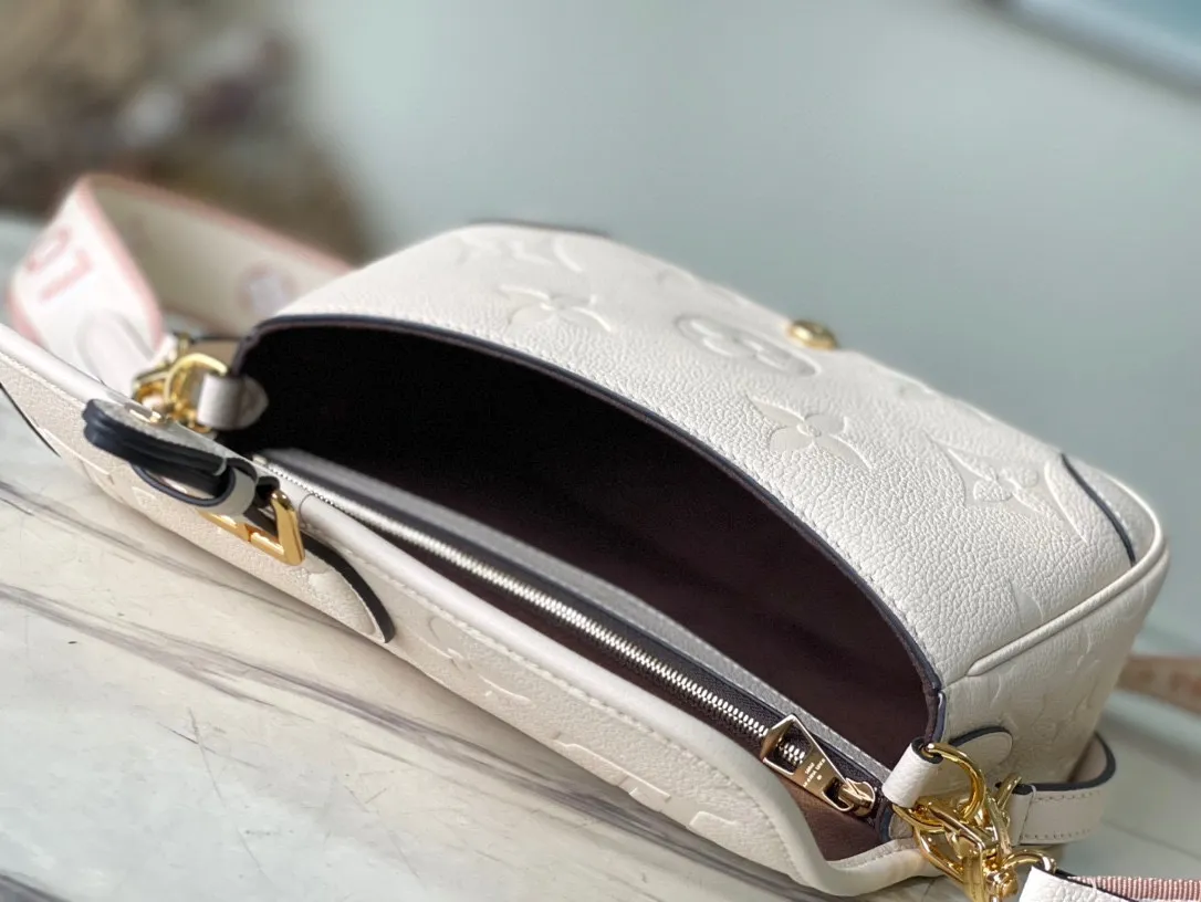 💰1100 (first-grain leather) top-quality original order M46388 white. This Diane handbag is made of Louis Vuitton's classic Monogram Empreinte embossed leather. The brand logo is woven into the detachable wide jacquard shoulder strap. In addition to the detachable leather shoulder strap, a cross-body option is added, which can flexibly match the elegant style or dynamic style. Dimensions: 23 × 16 × 8.5 cm