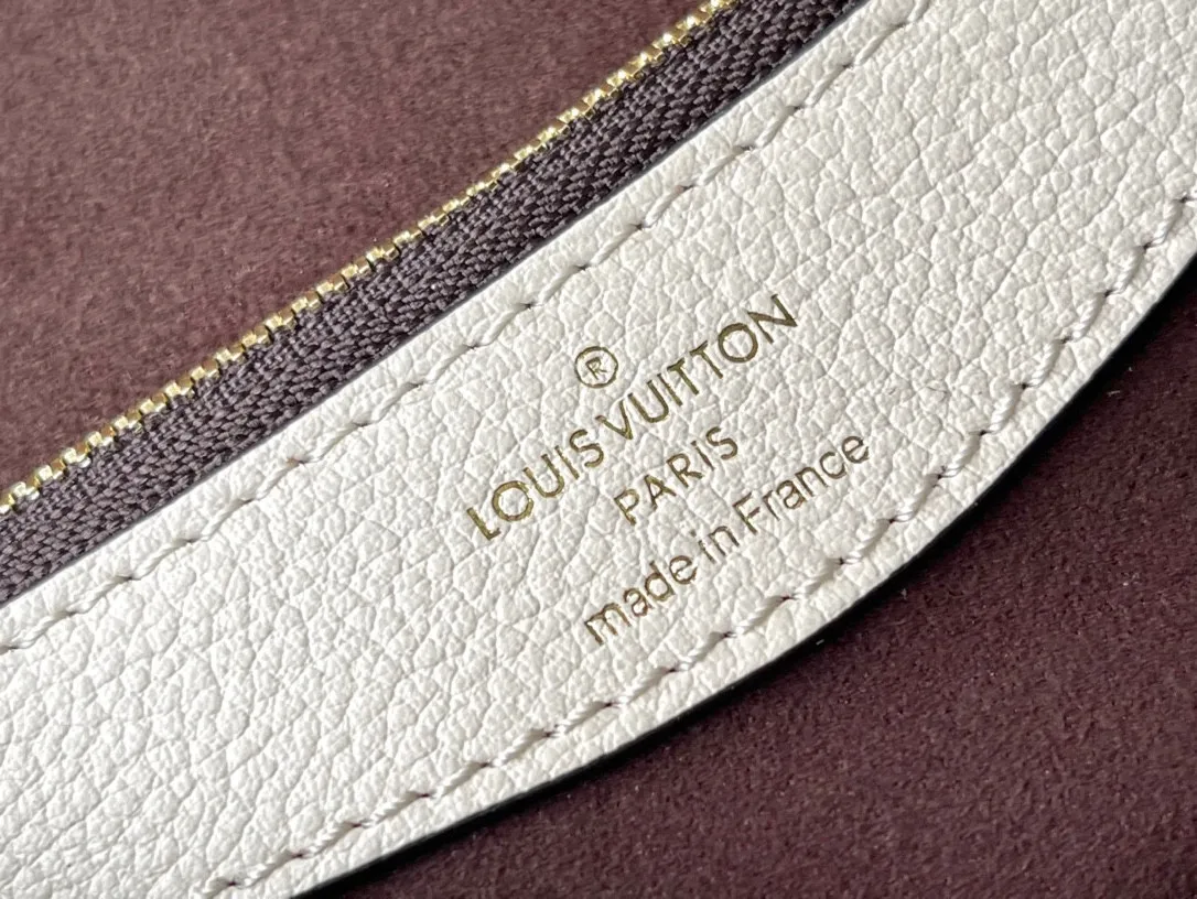 💰1100 (first-grain leather) top-quality original order M46388 white. This Diane handbag is made of Louis Vuitton's classic Monogram Empreinte embossed leather. The brand logo is woven into the detachable wide jacquard shoulder strap. In addition to the detachable leather shoulder strap, a cross-body option is added, which can flexibly match the elegant style or dynamic style. Dimensions: 23 × 16 × 8.5 cm