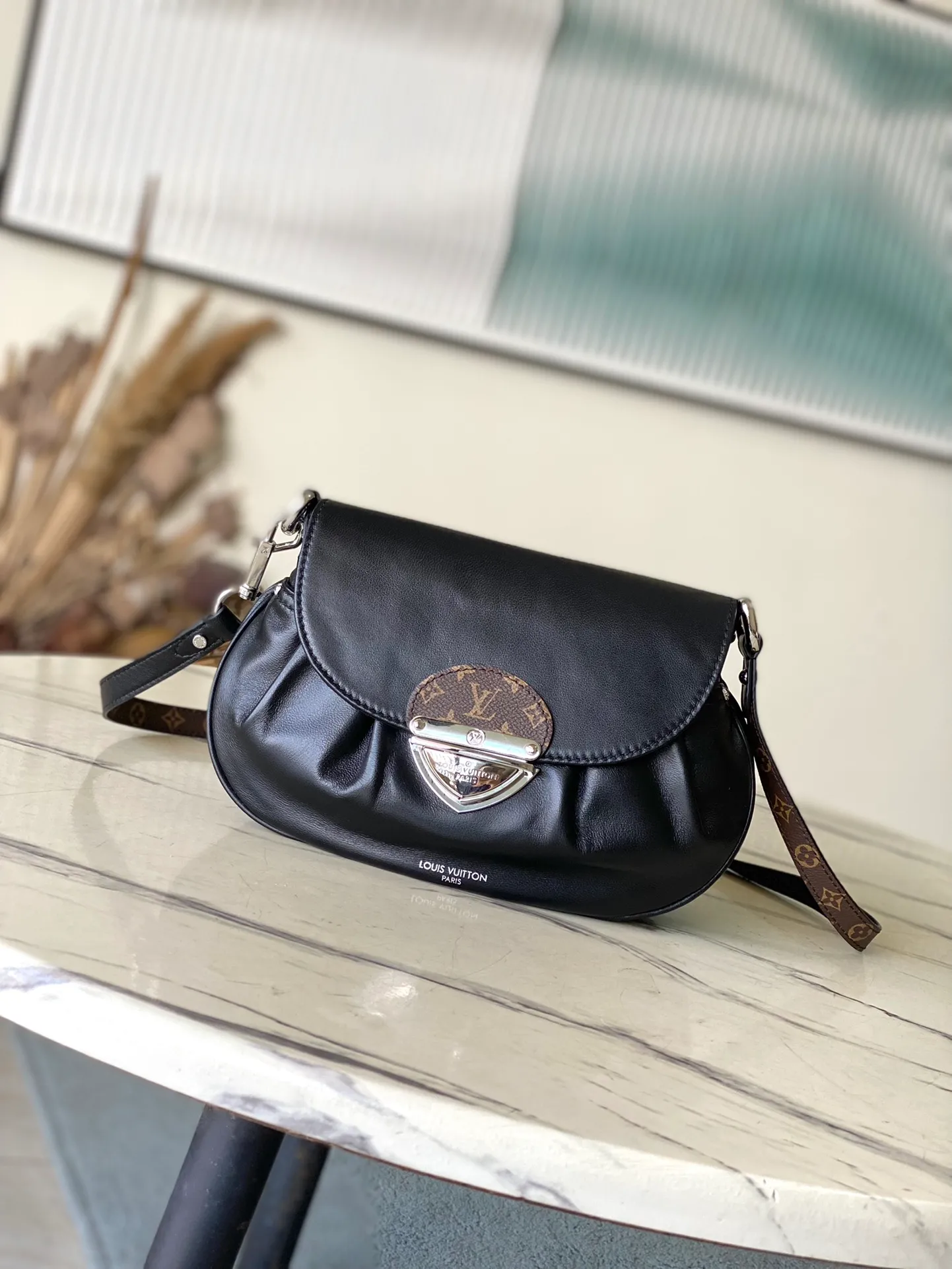 💰1180 (top layer leather) top original order M12929 shows the brand’s elegance with a new series and launches the Sunset Vibe handbag. Yingze sheep leather, Monogram canvas elements and LV buckles jointly create a retro style. The pocket design is convenient for storing travel needs, and the detachable shoulder strap allows for a variety of carrying methods. Dimensions: 27 × 18 × 3 cm
