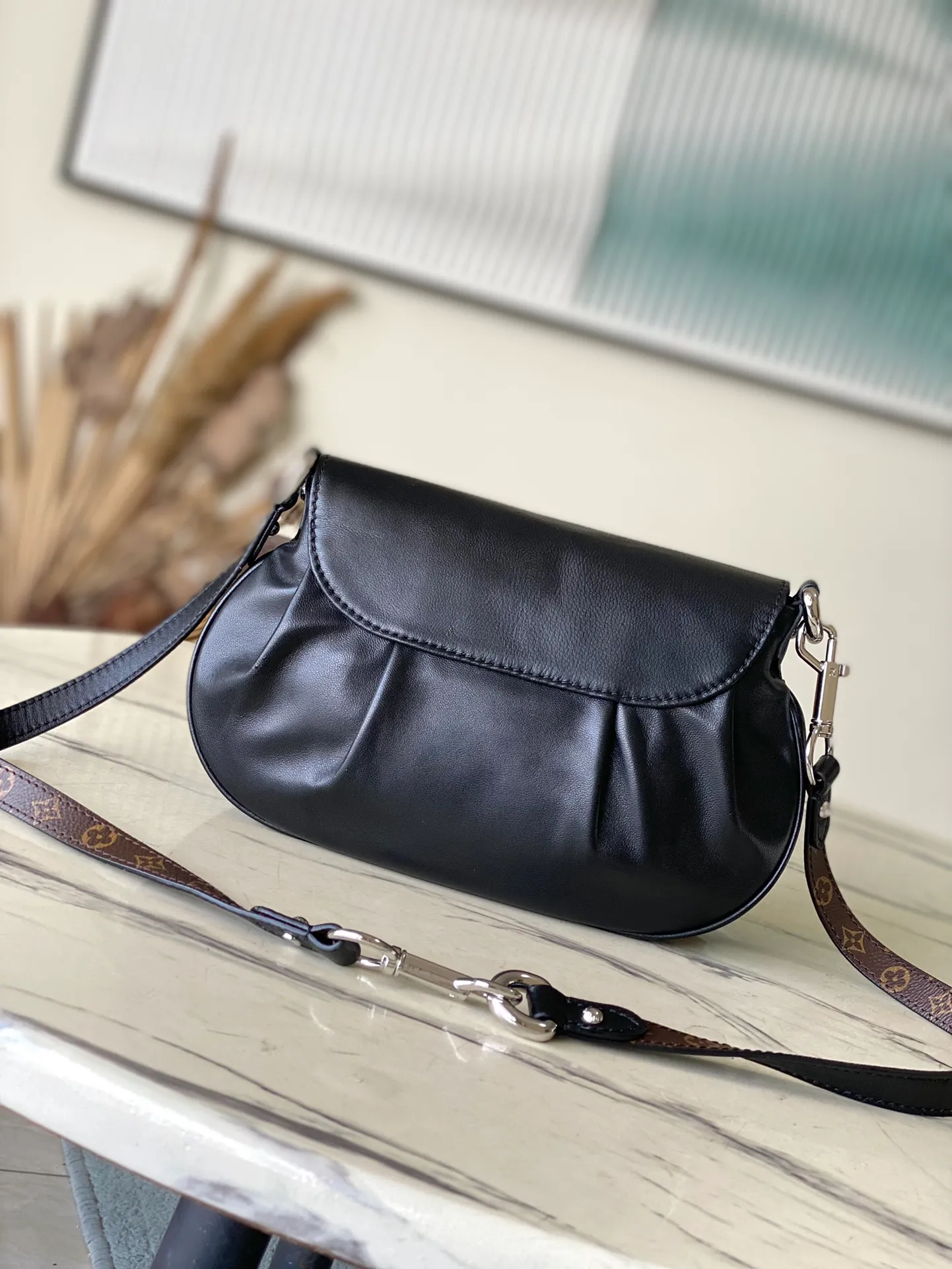 💰1180 (top layer leather) top original order M12929 shows the brand’s elegance with a new series and launches the Sunset Vibe handbag. Yingze sheep leather, Monogram canvas elements and LV buckles jointly create a retro style. The pocket design is convenient for storing travel needs, and the detachable shoulder strap allows for a variety of carrying methods. Dimensions: 27 × 18 × 3 cm