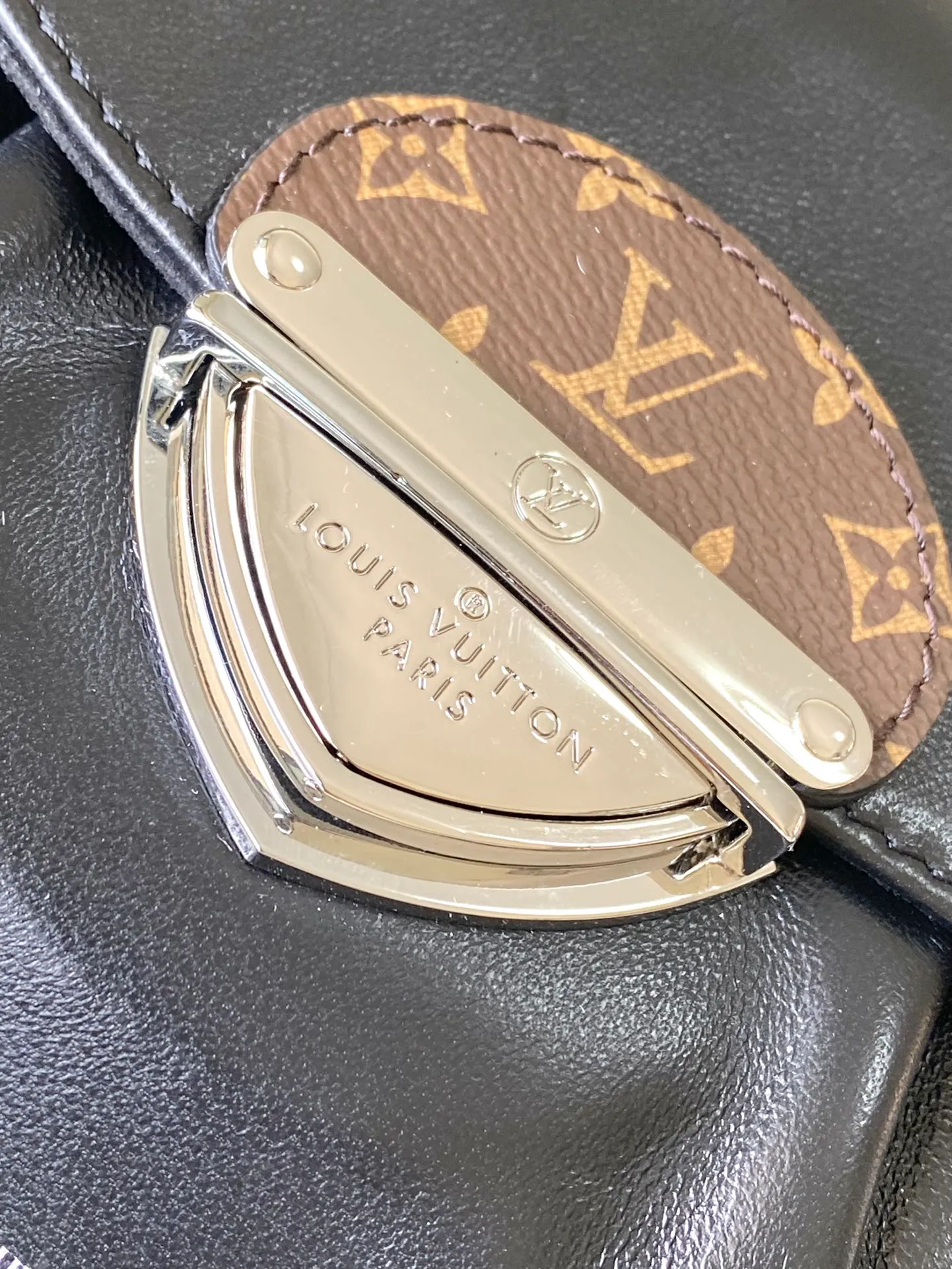 💰1180 (top layer leather) top original order M12929 shows the brand’s elegance with a new series and launches the Sunset Vibe handbag. Yingze sheep leather, Monogram canvas elements and LV buckles jointly create a retro style. The pocket design is convenient for storing travel needs, and the detachable shoulder strap allows for a variety of carrying methods. Dimensions: 27 × 18 × 3 cm