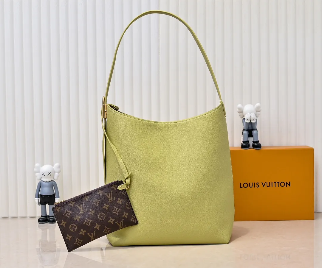 💰Large 150. Small 280💰Upgraded original (imitation original) M24988 M24974 M24856 M25022 M25352 M25353 M25354 This Low Key Hobo handbag is made of smooth cow leather with suede cow leather lining. It can accommodate short wallets, large smartphones, keys and other small items. The shoulder strap is adjustable with a padlock buckle, and a removable Monogram canvas zippered interior pocket keeps it organized. Dimensions: Large 31.0 x 35.0 x 18.0 cm (L x H x W), Small 24.0 x 28.0 x 16.0 cm (L x H x W)