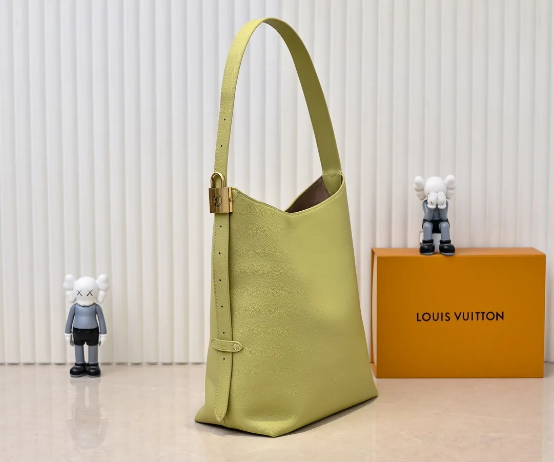 💰Large 150. Small 280💰Upgraded original (imitation original) M24988 M24974 M24856 M25022 M25352 M25353 M25354 This Low Key Hobo handbag is made of smooth cow leather with suede cow leather lining. It can accommodate short wallets, large smartphones, keys and other small items. The shoulder strap is adjustable with a padlock buckle, and a removable Monogram canvas zippered interior pocket keeps it organized. Dimensions: Large 31.0 x 35.0 x 18.0 cm (L x H x W), Small 24.0 x 28.0 x 16.0 cm (L x H x W)