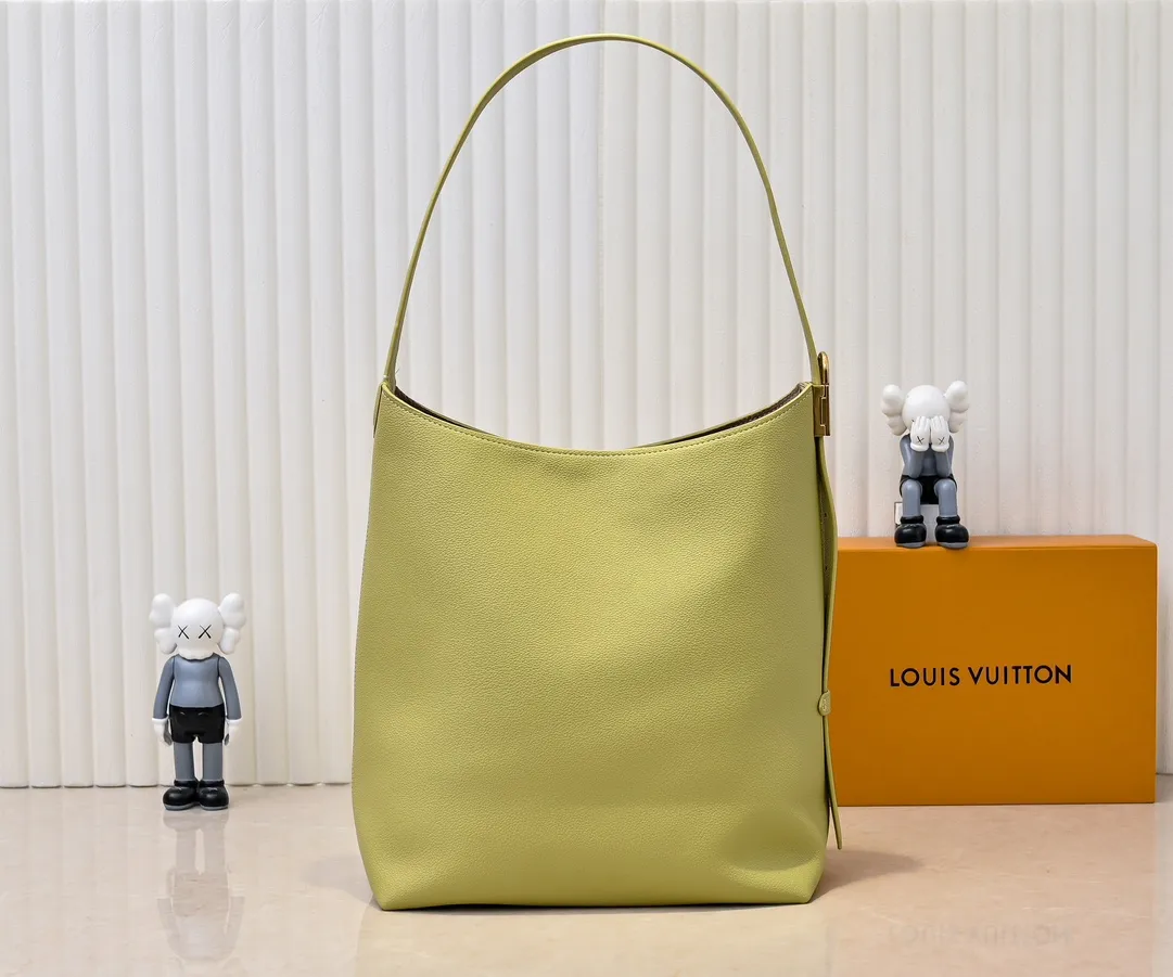 💰Large 150. Small 280💰Upgraded original (imitation original) M24988 M24974 M24856 M25022 M25352 M25353 M25354 This Low Key Hobo handbag is made of smooth cow leather with suede cow leather lining. It can accommodate short wallets, large smartphones, keys and other small items. The shoulder strap is adjustable with a padlock buckle, and a removable Monogram canvas zippered interior pocket keeps it organized. Dimensions: Large 31.0 x 35.0 x 18.0 cm (L x H x W), Small 24.0 x 28.0 x 16.0 cm (L x H x W)