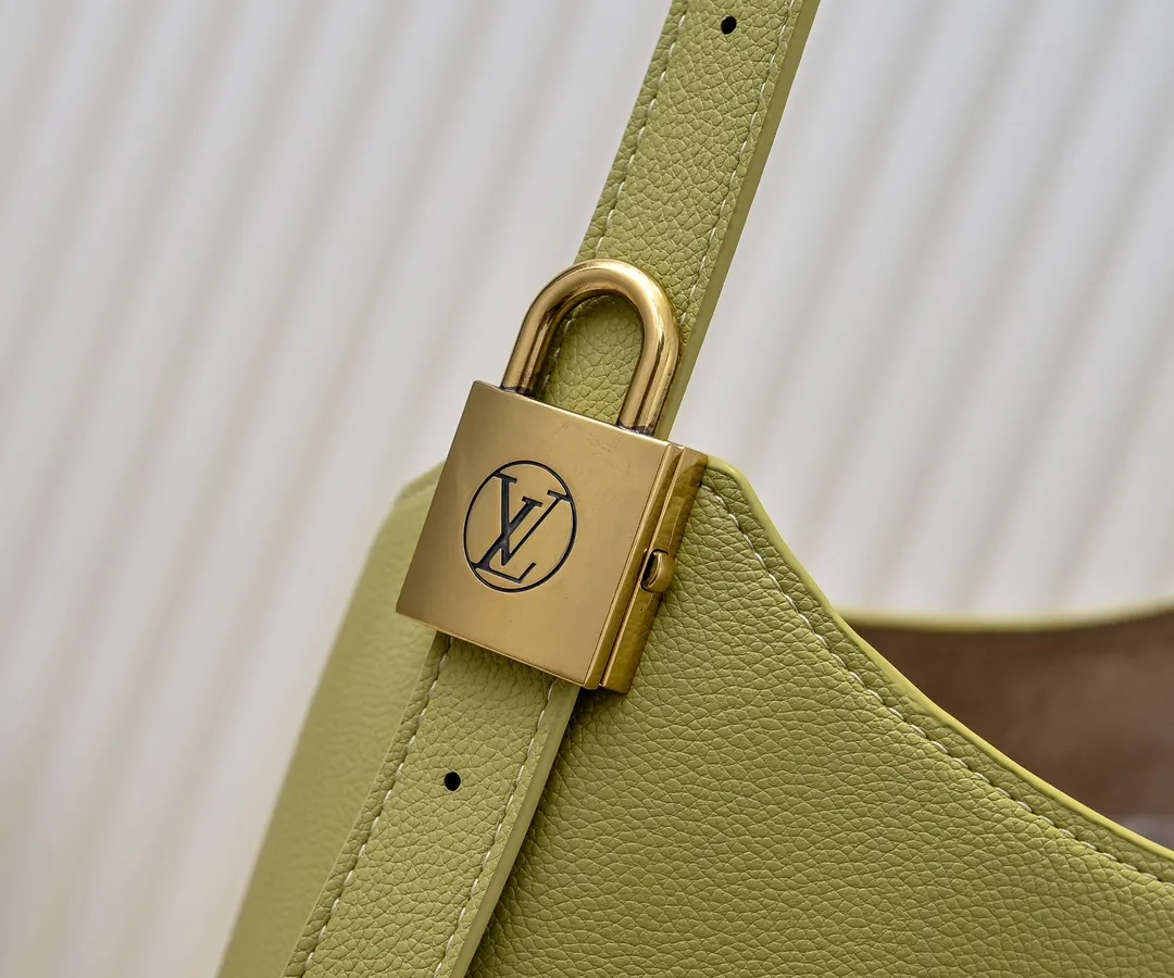 💰Large 150. Small 280💰Upgraded original (imitation original) M24988 M24974 M24856 M25022 M25352 M25353 M25354 This Low Key Hobo handbag is made of smooth cow leather with suede cow leather lining. It can accommodate short wallets, large smartphones, keys and other small items. The shoulder strap is adjustable with a padlock buckle, and a removable Monogram canvas zippered interior pocket keeps it organized. Dimensions: Large 31.0 x 35.0 x 18.0 cm (L x H x W), Small 24.0 x 28.0 x 16.0 cm (L x H x W)