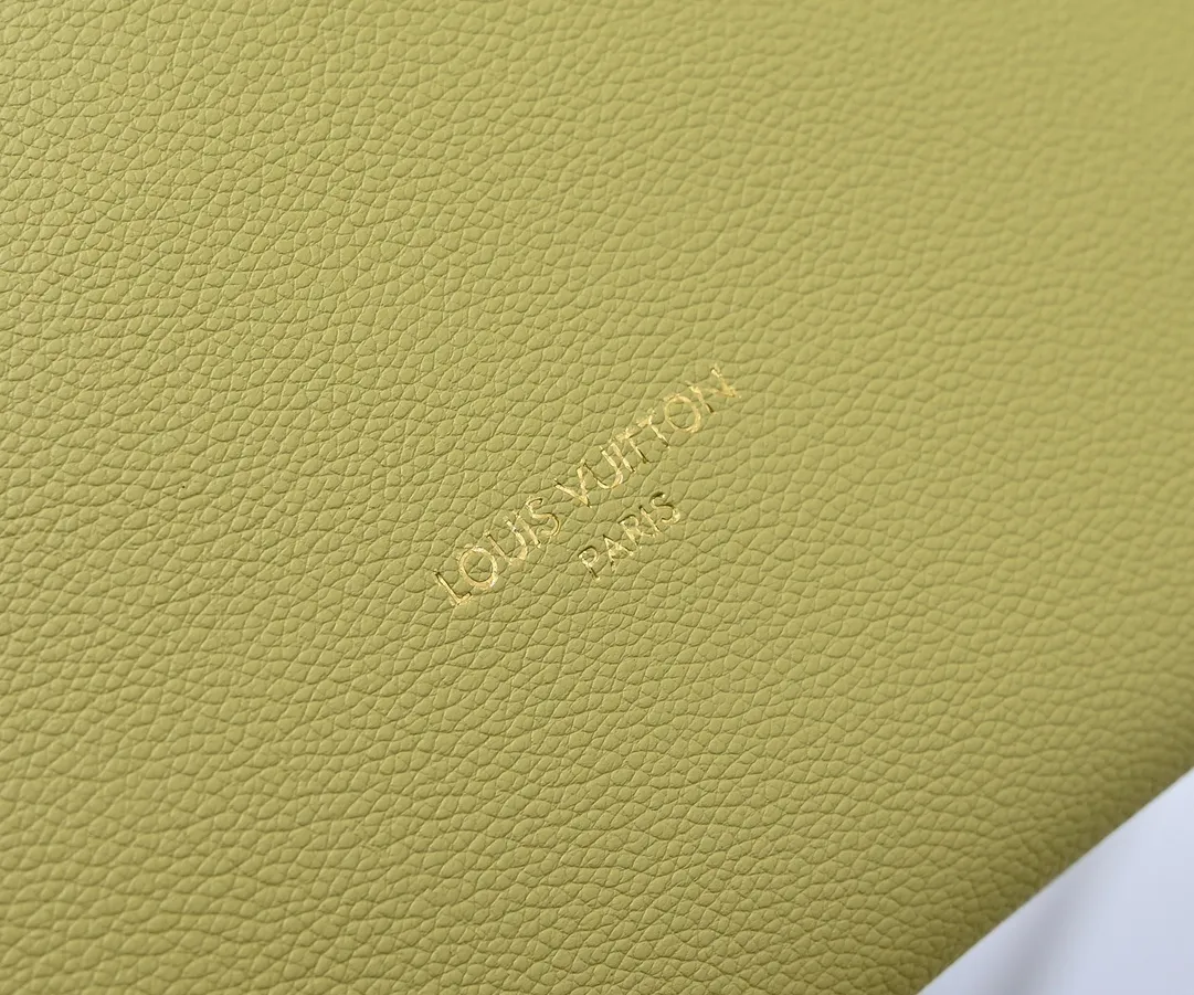 💰Large 150. Small 280💰Upgraded original (imitation original) M24988 M24974 M24856 M25022 M25352 M25353 M25354 This Low Key Hobo handbag is made of smooth cow leather with suede cow leather lining. It can accommodate short wallets, large smartphones, keys and other small items. The shoulder strap is adjustable with a padlock buckle, and a removable Monogram canvas zippered interior pocket keeps it organized. Dimensions: Large 31.0 x 35.0 x 18.0 cm (L x H x W), Small 24.0 x 28.0 x 16.0 cm (L x H x W)