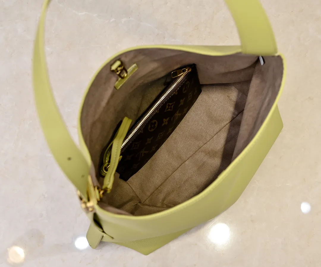 💰Large 150. Small 280💰Upgraded original (imitation original) M24988 M24974 M24856 M25022 M25352 M25353 M25354 This Low Key Hobo handbag is made of smooth cow leather with suede cow leather lining. It can accommodate short wallets, large smartphones, keys and other small items. The shoulder strap is adjustable with a padlock buckle, and a removable Monogram canvas zippered interior pocket keeps it organized. Dimensions: Large 31.0 x 35.0 x 18.0 cm (L x H x W), Small 24.0 x 28.0 x 16.0 cm (L x H x W)