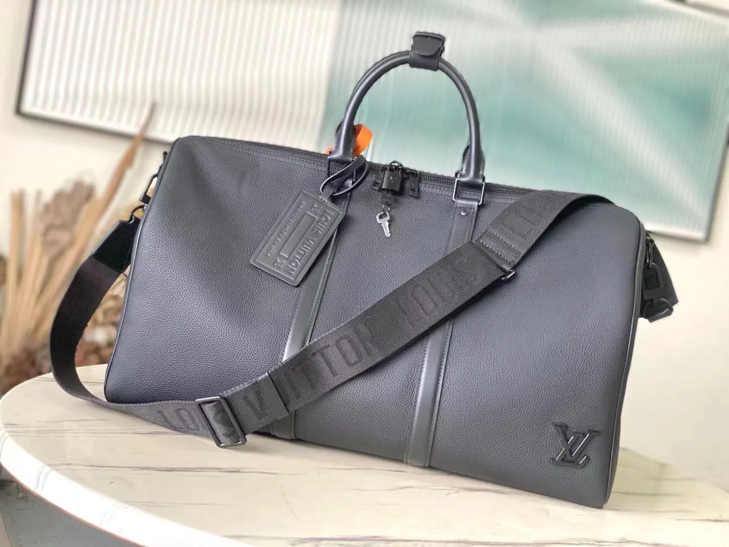💰1480 (top-grain leather) top original order M21420 This Keepall travel bag is made of LV Aerogram cow leather to create a classic configuration, witnessing Louis Vuitton’s exquisite leather craftsmanship. The leather tag and jacquard shoulder strap reference the brand's travel heritage, and the carry-on size is perfect for weekend getaways. Dimensions: 29 x 23 x 50 cm