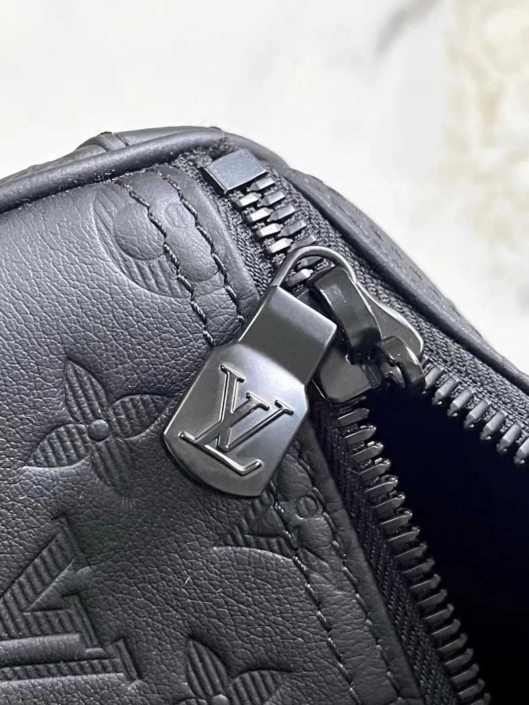 💰1480 (top-grain leather) top original order M21420 This Keepall travel bag is made of LV Aerogram cow leather to create a classic configuration, witnessing Louis Vuitton’s exquisite leather craftsmanship. The leather tag and jacquard shoulder strap reference the brand's travel heritage, and the carry-on size is perfect for weekend getaways. Dimensions: 29 x 23 x 50 cm