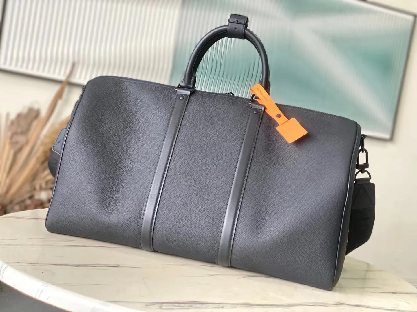 💰1480 (top-grain leather) top original order M21420 This Keepall travel bag is made of LV Aerogram cow leather to create a classic configuration, witnessing Louis Vuitton’s exquisite leather craftsmanship. The leather tag and jacquard shoulder strap reference the brand's travel heritage, and the carry-on size is perfect for weekend getaways. Dimensions: 29 x 23 x 50 cm