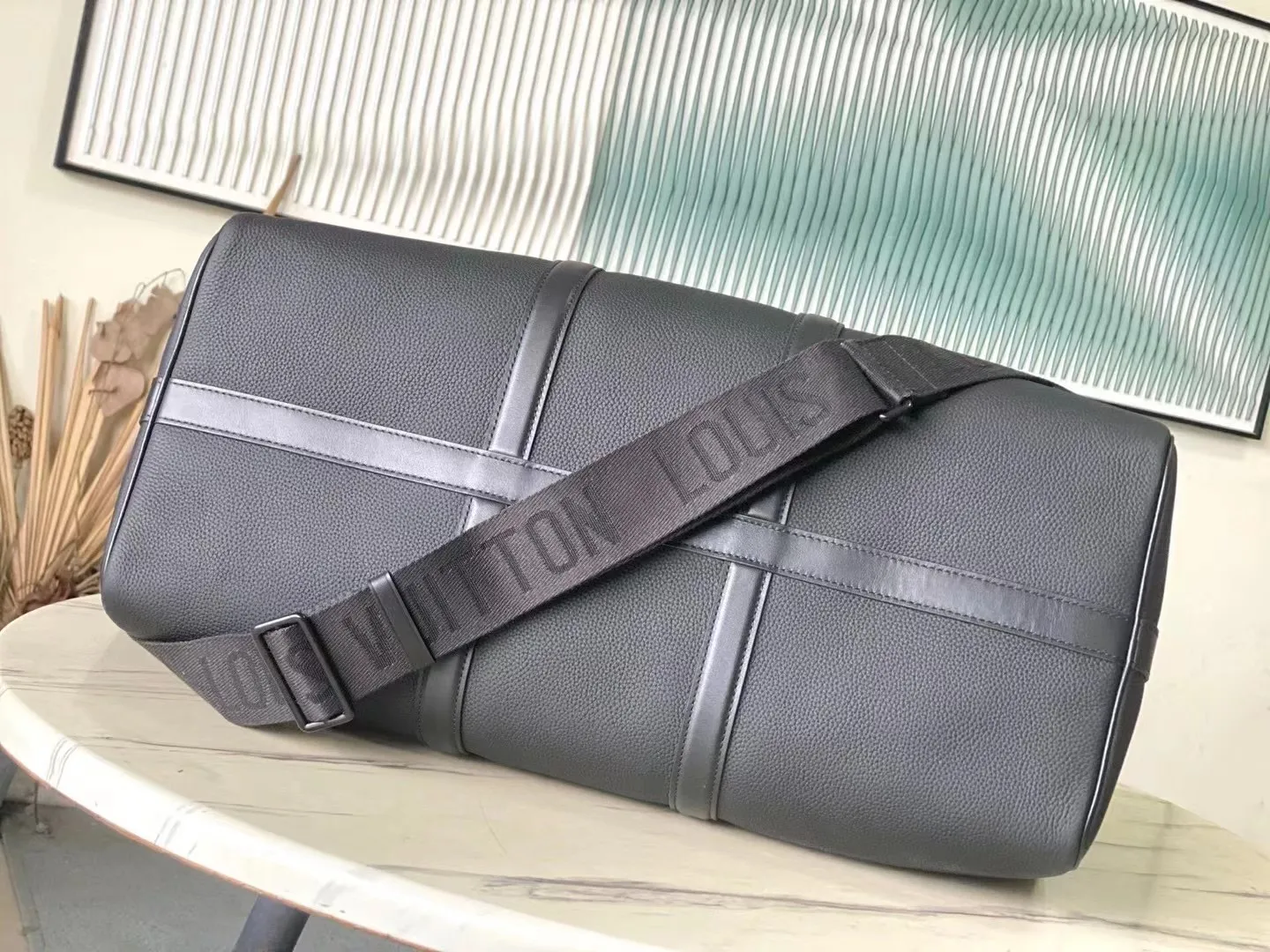 💰1480 (top-grain leather) top original order M21420 This Keepall travel bag is made of LV Aerogram cow leather to create a classic configuration, witnessing Louis Vuitton’s exquisite leather craftsmanship. The leather tag and jacquard shoulder strap reference the brand's travel heritage, and the carry-on size is perfect for weekend getaways. Dimensions: 29 x 23 x 50 cm