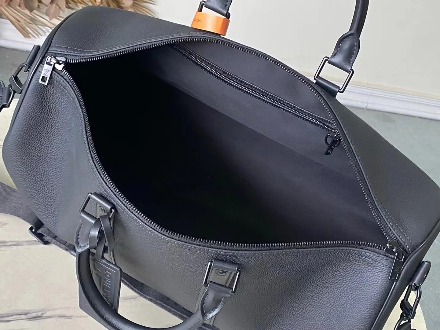 💰1480 (top-grain leather) top original order M21420 This Keepall travel bag is made of LV Aerogram cow leather to create a classic configuration, witnessing Louis Vuitton’s exquisite leather craftsmanship. The leather tag and jacquard shoulder strap reference the brand's travel heritage, and the carry-on size is perfect for weekend getaways. Dimensions: 29 x 23 x 50 cm