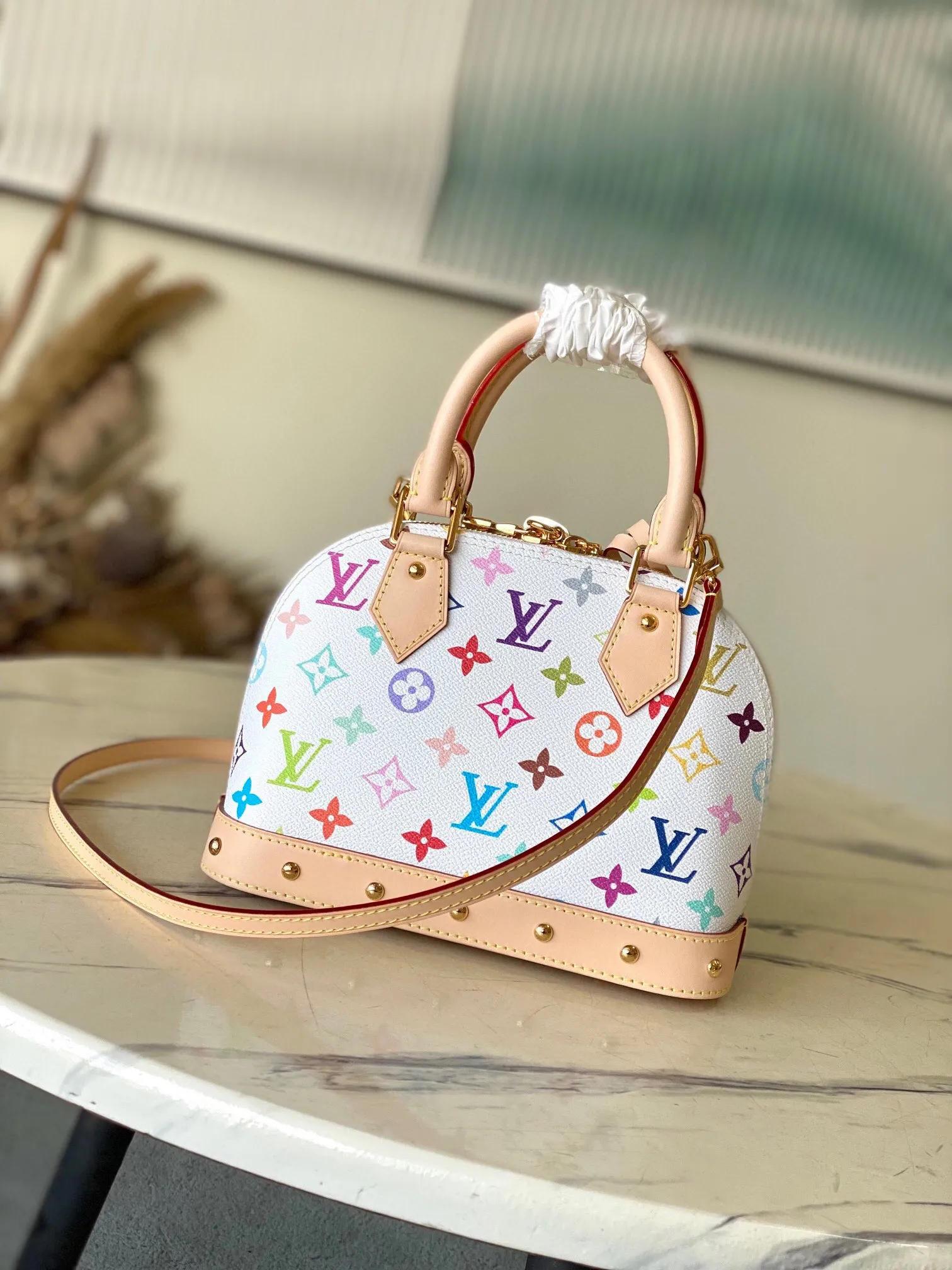 💰1080 Top Original Order M13078 This AmaBB handbag is filled with the joyful style of the Louis Vuitton x Murakami collaboration series, cleverly recalling the Art Deco style design of the 1930s. Monogram coated canvas is dyed in Murakami’s playful tones, and classic cow leather elements are incorporated into the Toron handle, bag base, detachable shoulder strap and LVxTM key bag. Dimensions: 23.5 × 17.5 × 11.5 cm
