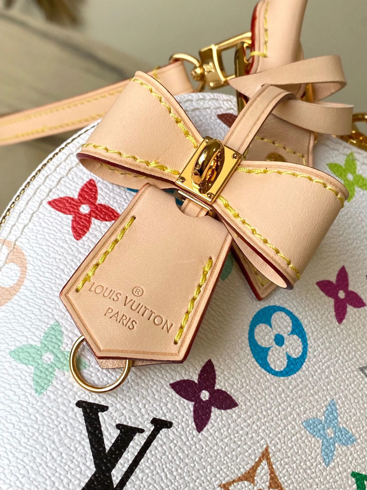 💰1080 Top Original Order M13078 This AmaBB handbag is filled with the joyful style of the Louis Vuitton x Murakami collaboration series, cleverly recalling the Art Deco style design of the 1930s. Monogram coated canvas is dyed in Murakami’s playful tones, and classic cow leather elements are incorporated into the Toron handle, bag base, detachable shoulder strap and LVxTM key bag. Dimensions: 23.5 × 17.5 × 11.5 cm