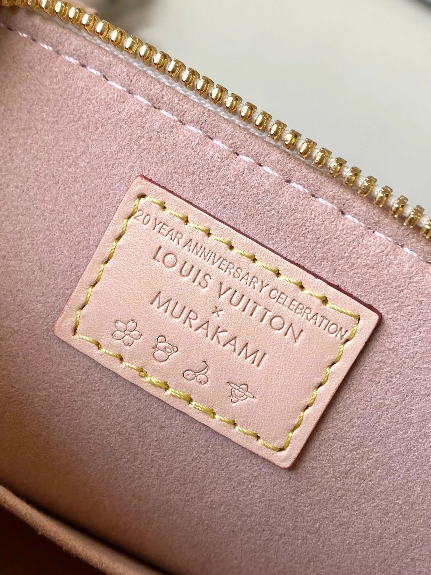 💰1080 Top Original Order M13078 This AmaBB handbag is filled with the joyful style of the Louis Vuitton x Murakami collaboration series, cleverly recalling the Art Deco style design of the 1930s. Monogram coated canvas is dyed in Murakami’s playful tones, and classic cow leather elements are incorporated into the Toron handle, bag base, detachable shoulder strap and LVxTM key bag. Dimensions: 23.5 × 17.5 × 11.5 cm