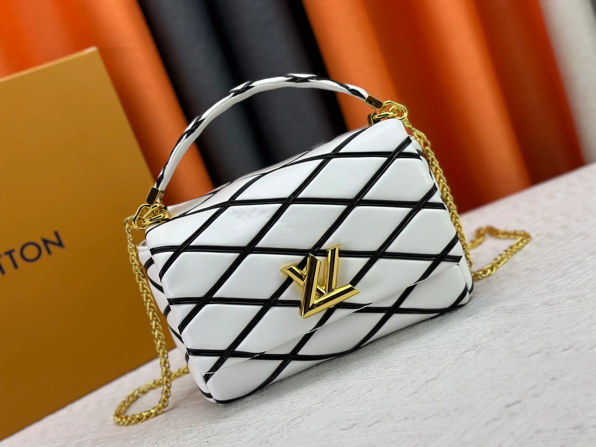 P320 M23689 M22891 Nicolas Ghesquière has devoted his new craftsmanship exploration to the GO-14 medium handbag, hand-painting the baked effect on the quilted lambskin leather, showing an avant-garde style. The LV Twist twist lock highlights the brand's style, and the top handle and adjustable chain are detachable, allowing for a variety of carrying methods. Size: 23X16X10