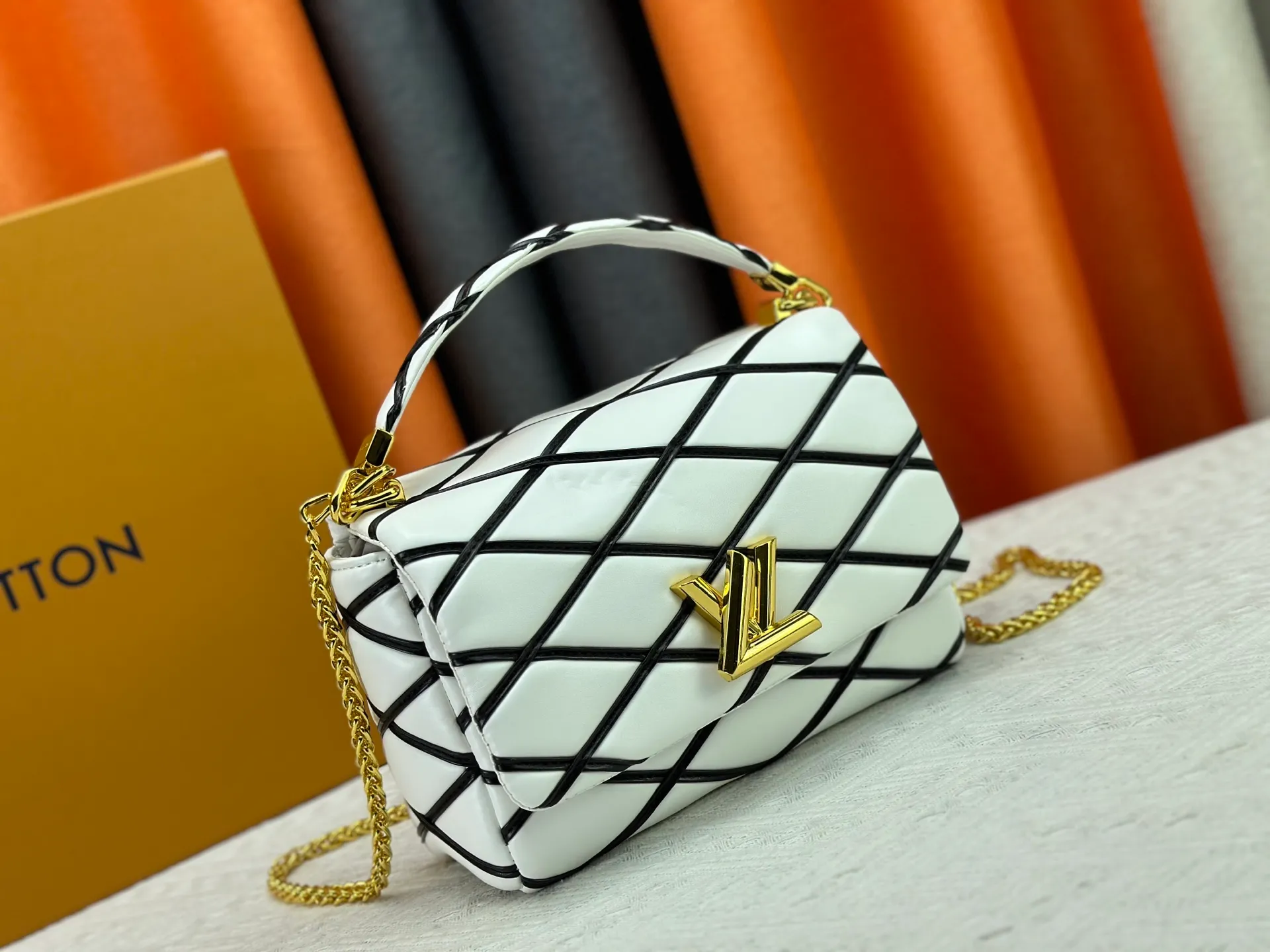 P320 M23689 M22891 Nicolas Ghesquière has devoted his new craftsmanship exploration to the GO-14 medium handbag, hand-painting the baked effect on the quilted lambskin leather, showing an avant-garde style. The LV Twist twist lock highlights the brand's style, and the top handle and adjustable chain are detachable, allowing for a variety of carrying methods. Size: 23X16X10