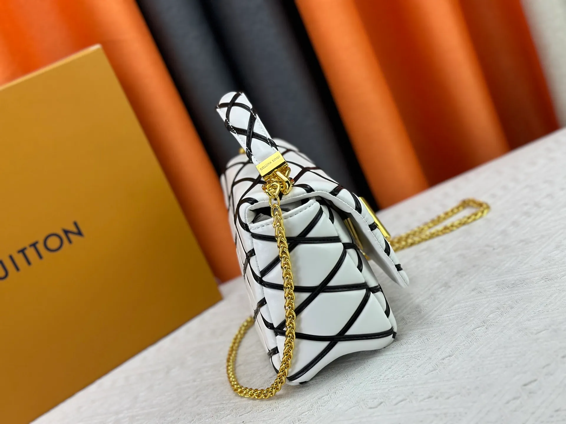 P320 M23689 M22891 Nicolas Ghesquière has devoted his new craftsmanship exploration to the GO-14 medium handbag, hand-painting the baked effect on the quilted lambskin leather, showing an avant-garde style. The LV Twist twist lock highlights the brand's style, and the top handle and adjustable chain are detachable, allowing for a variety of carrying methods. Size: 23X16X10