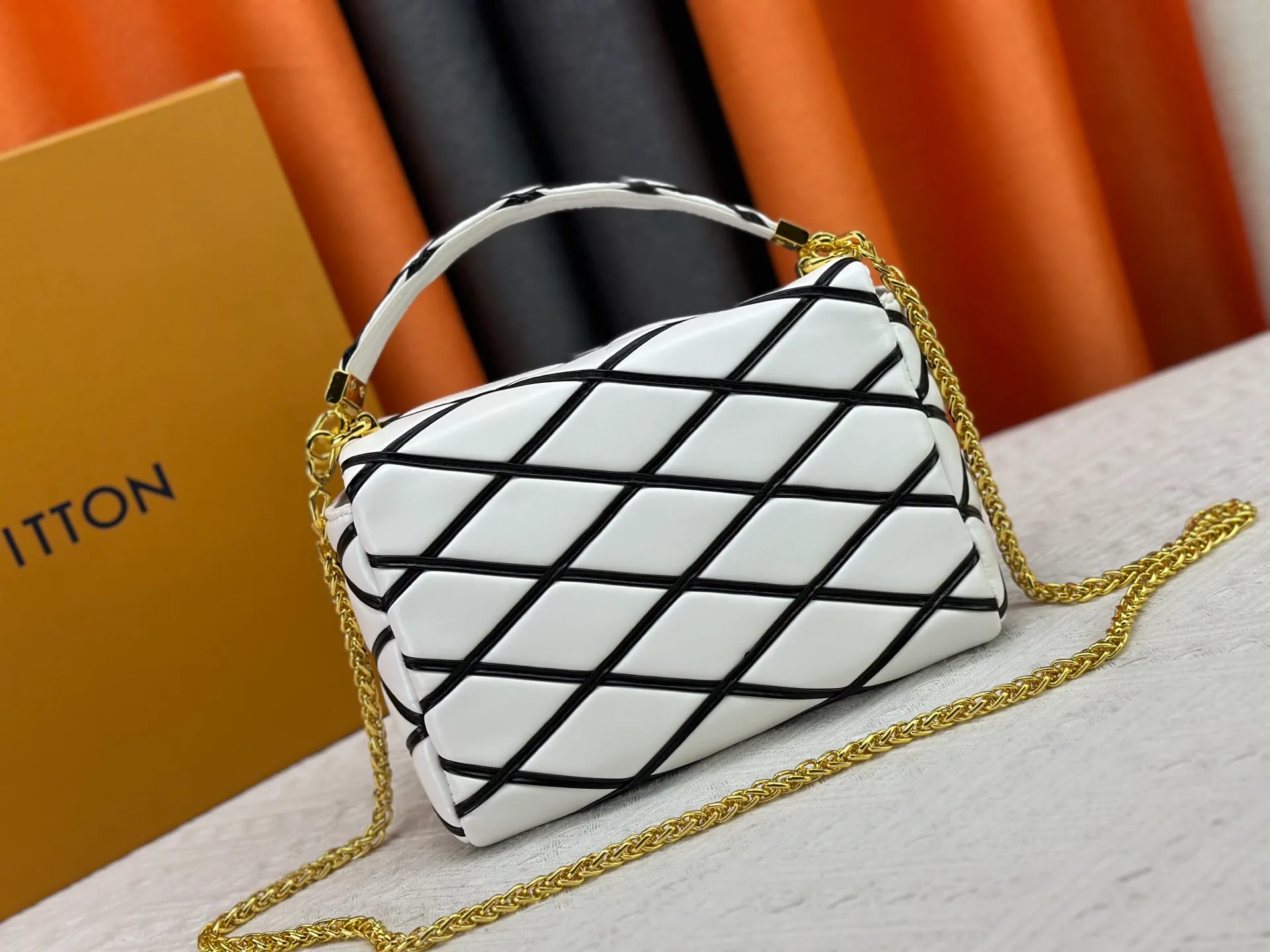 P320 M23689 M22891 Nicolas Ghesquière has devoted his new craftsmanship exploration to the GO-14 medium handbag, hand-painting the baked effect on the quilted lambskin leather, showing an avant-garde style. The LV Twist twist lock highlights the brand's style, and the top handle and adjustable chain are detachable, allowing for a variety of carrying methods. Size: 23X16X10