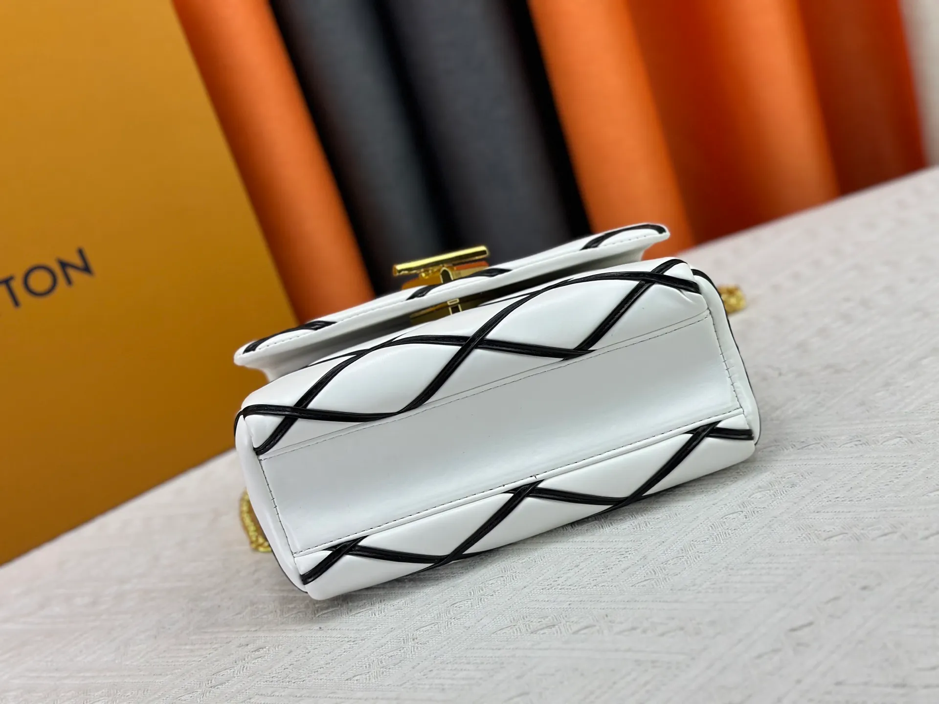 P320 M23689 M22891 Nicolas Ghesquière has devoted his new craftsmanship exploration to the GO-14 medium handbag, hand-painting the baked effect on the quilted lambskin leather, showing an avant-garde style. The LV Twist twist lock highlights the brand's style, and the top handle and adjustable chain are detachable, allowing for a variety of carrying methods. Size: 23X16X10