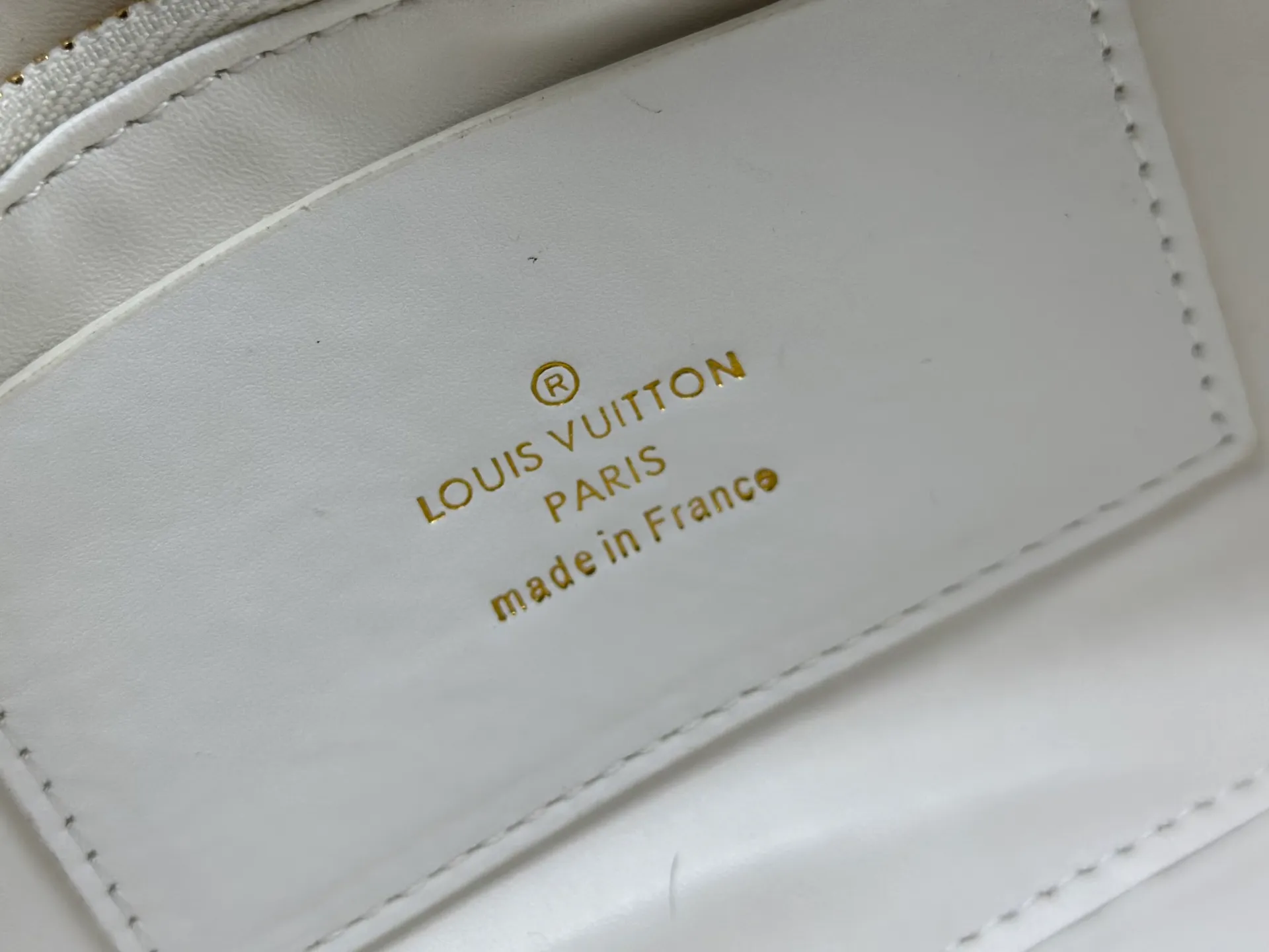 P320 M23689 M22891 Nicolas Ghesquière has devoted his new craftsmanship exploration to the GO-14 medium handbag, hand-painting the baked effect on the quilted lambskin leather, showing an avant-garde style. The LV Twist twist lock highlights the brand's style, and the top handle and adjustable chain are detachable, allowing for a variety of carrying methods. Size: 23X16X10