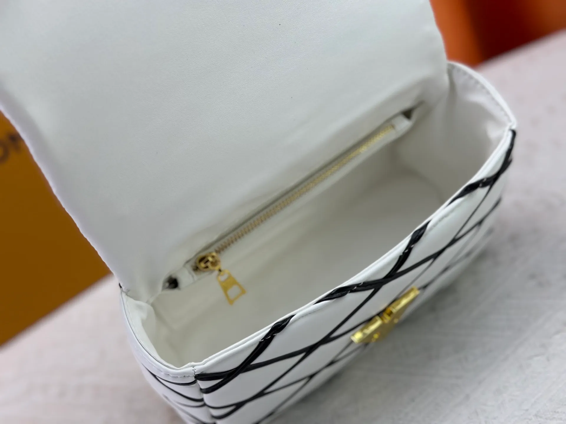 P320 M23689 M22891 Nicolas Ghesquière has devoted his new craftsmanship exploration to the GO-14 medium handbag, hand-painting the baked effect on the quilted lambskin leather, showing an avant-garde style. The LV Twist twist lock highlights the brand's style, and the top handle and adjustable chain are detachable, allowing for a variety of carrying methods. Size: 23X16X10