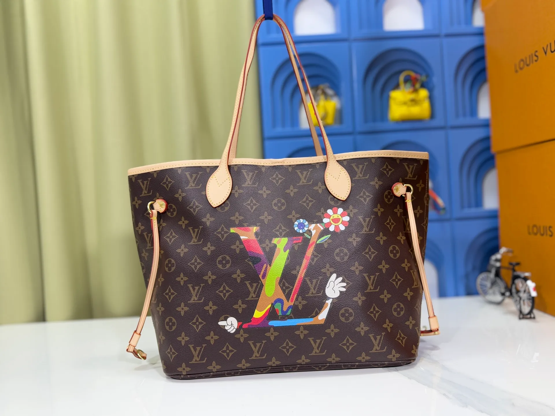 P260 Upgraded original M13675 M13271 M40995 This medium-sized Neverfull handbag is from the Louis Vuitton x Takashi Murakami reissue series. It uses Monogram canvas to create a spacious configuration, and then uses the smart Monogram floral pattern to interpret the artist's "ultra-flat" aesthetic style. Cowhide leather outlines the upper edge, handles and side straps, while the fabric lining incorporates colorful stripes. An interior zip pocket and a removable storage bag complete the functional design. Dimensions: 31.0 x 28.0 x 14.0 cm (length x height x width)