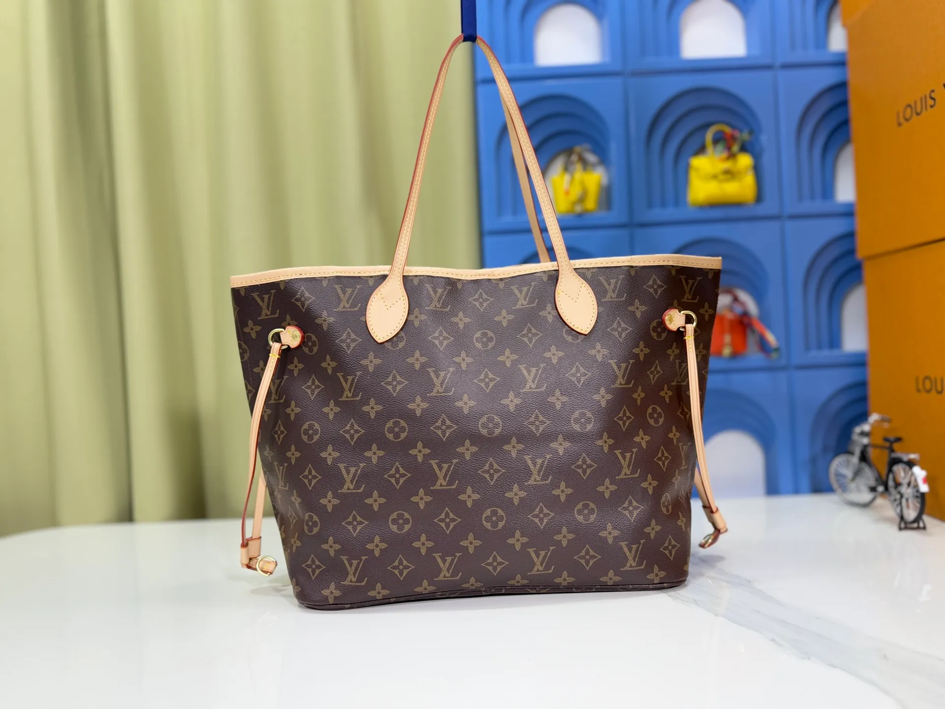 P260 Upgraded original M13675 M13271 M40995 This medium-sized Neverfull handbag is from the Louis Vuitton x Takashi Murakami reissue series. It uses Monogram canvas to create a spacious configuration, and then uses the smart Monogram floral pattern to interpret the artist's "ultra-flat" aesthetic style. Cowhide leather outlines the upper edge, handles and side straps, while the fabric lining incorporates colorful stripes. An interior zip pocket and a removable storage bag complete the functional design. Dimensions: 31.0 x 28.0 x 14.0 cm (length x height x width)