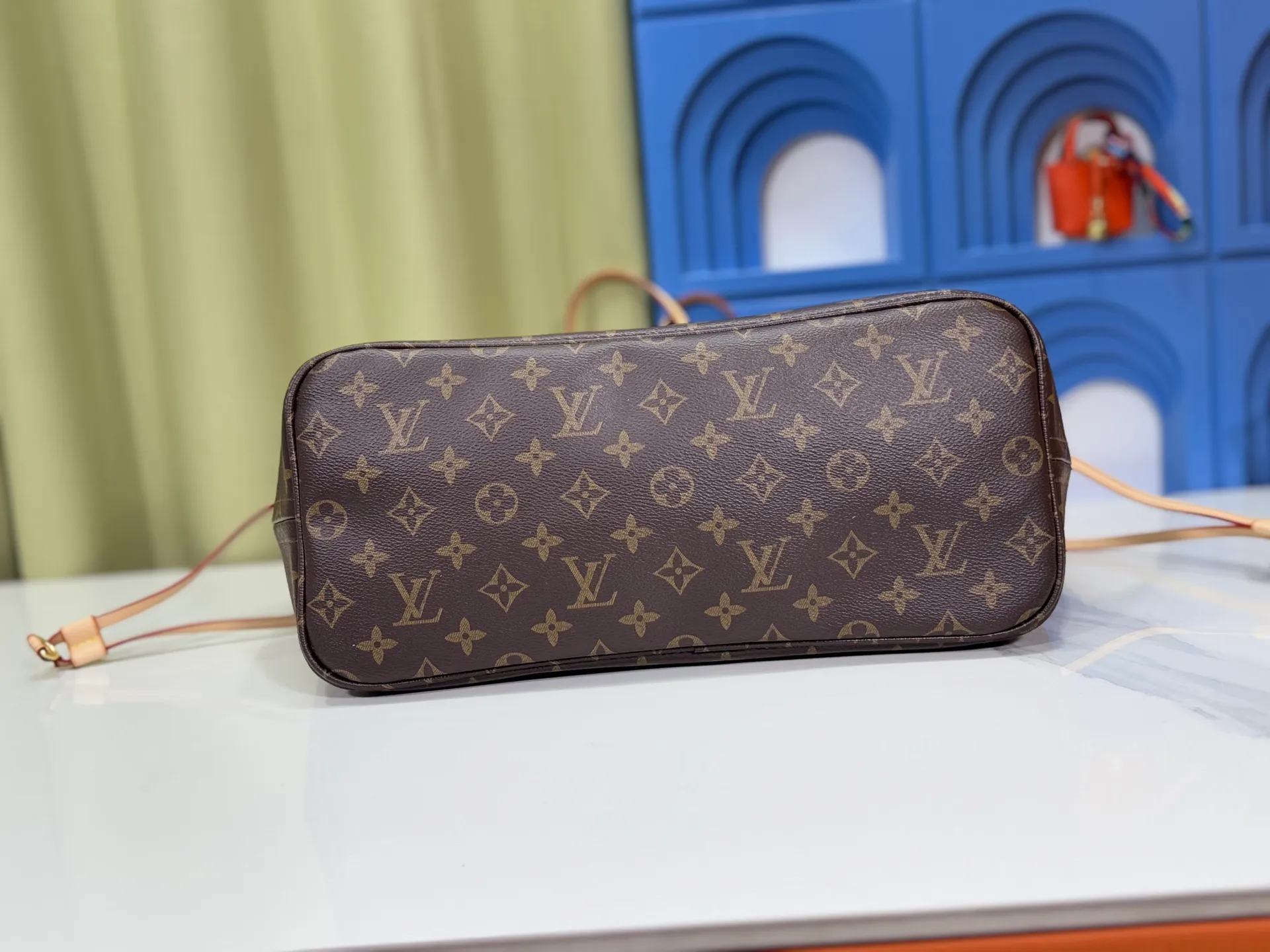 P260 Upgraded original M13675 M13271 M40995 This medium-sized Neverfull handbag is from the Louis Vuitton x Takashi Murakami reissue series. It uses Monogram canvas to create a spacious configuration, and then uses the smart Monogram floral pattern to interpret the artist's "ultra-flat" aesthetic style. Cowhide leather outlines the upper edge, handles and side straps, while the fabric lining incorporates colorful stripes. An interior zip pocket and a removable storage bag complete the functional design. Dimensions: 31.0 x 28.0 x 14.0 cm (length x height x width)